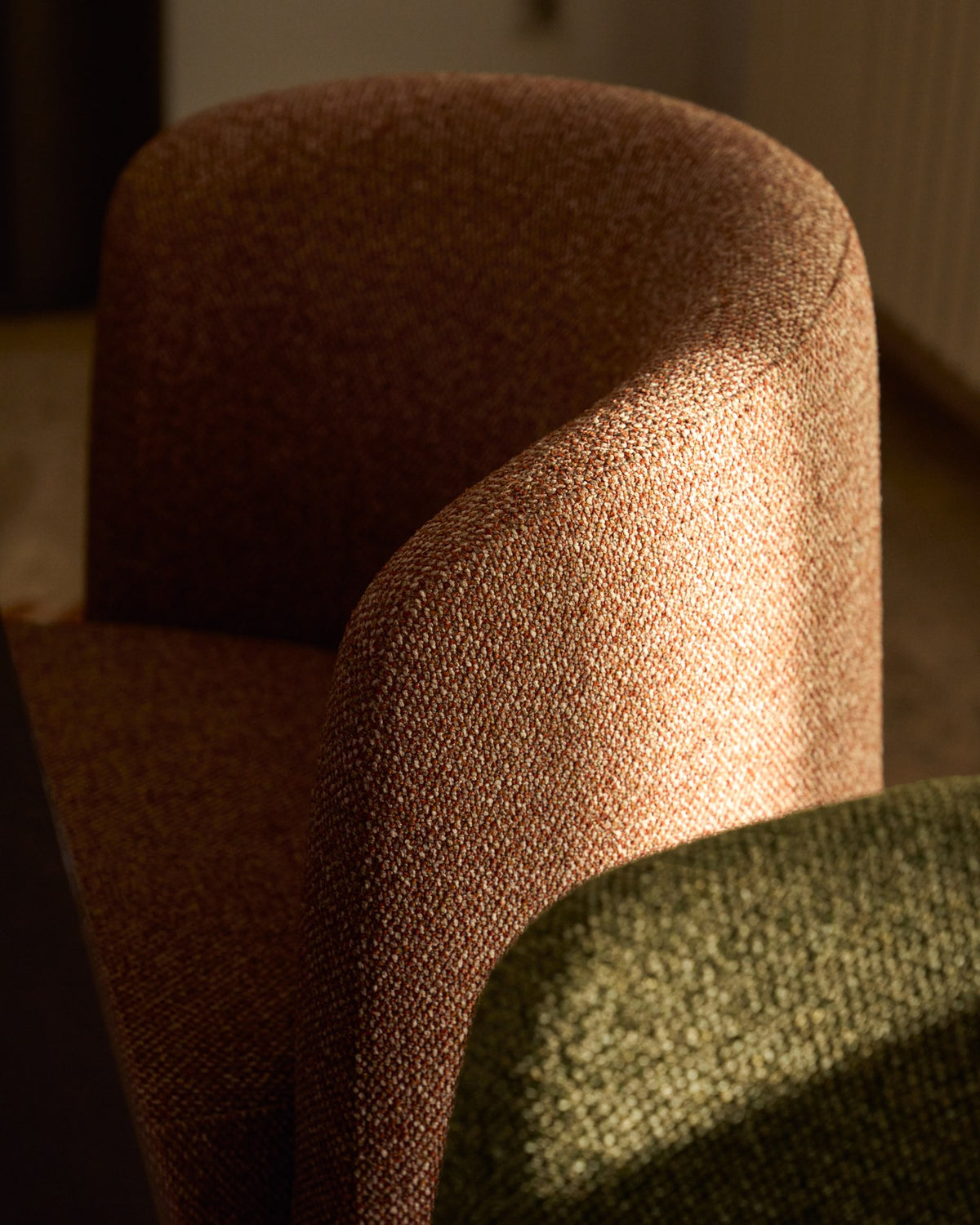 Gepolsterter Stuhl Corvena mit Chenille-Bezug in Terrakotta, runden Formen und integrierten Armlehnen, Fussgestell aus Pappelsperrholz.