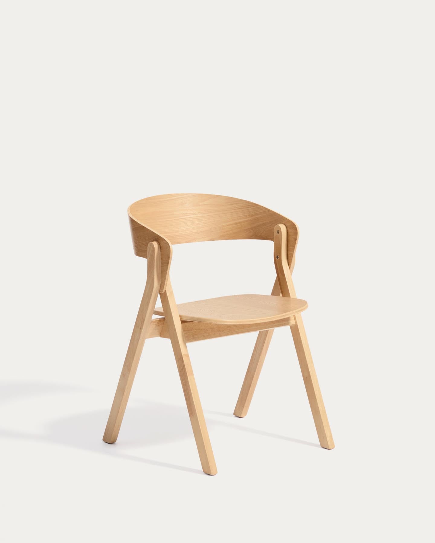 Stuhl Godia aus Eichenfurnier mit naturfarbenem Finish in Beige präsentiert im Onlineshop von KAQTU Design AG. Stuhl mit Armlehne ist von Kave Home