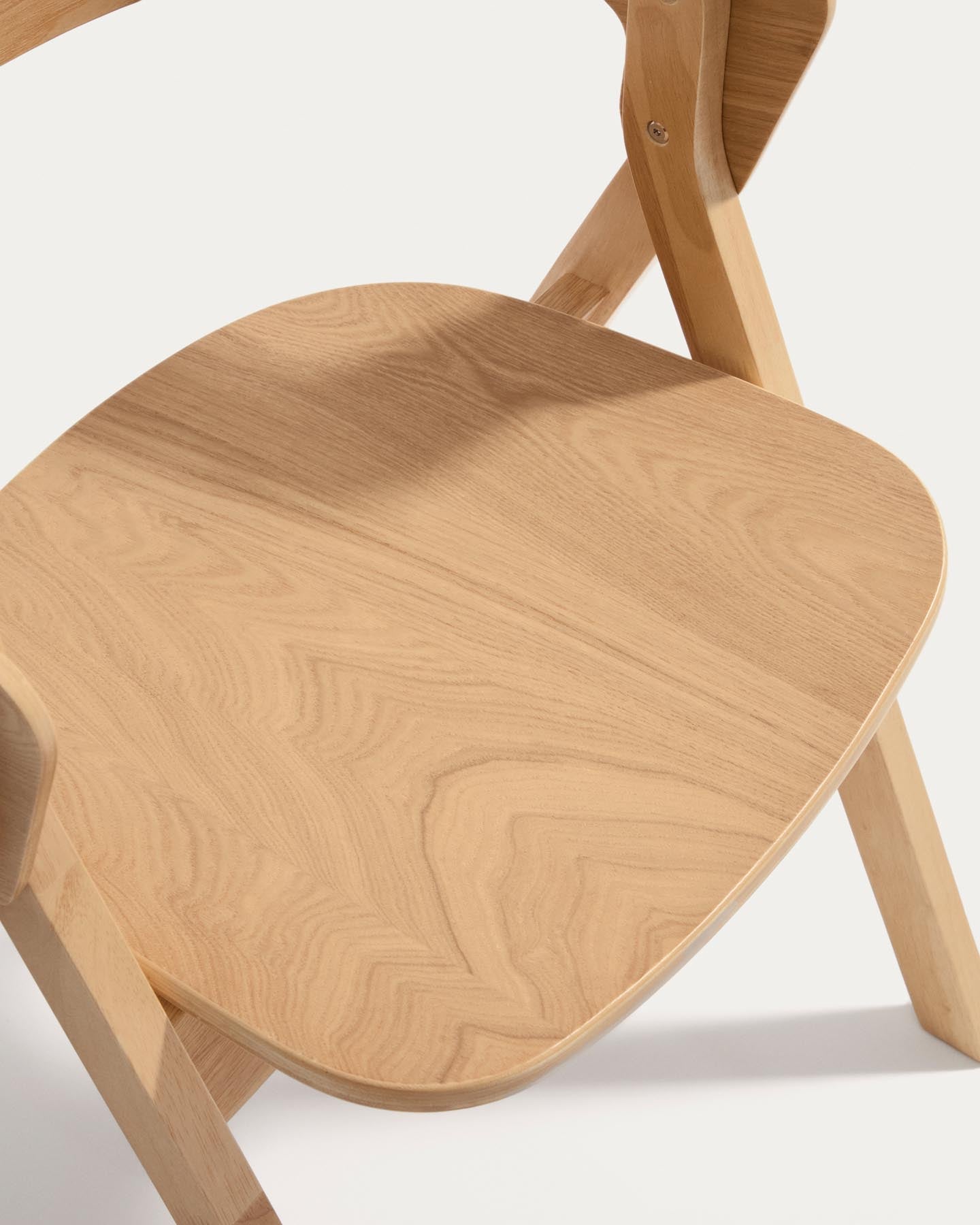 Stuhl Godia aus Eichenfurnier mit naturfarbenem Finish in Beige präsentiert im Onlineshop von KAQTU Design AG. Stuhl mit Armlehne ist von Kave Home