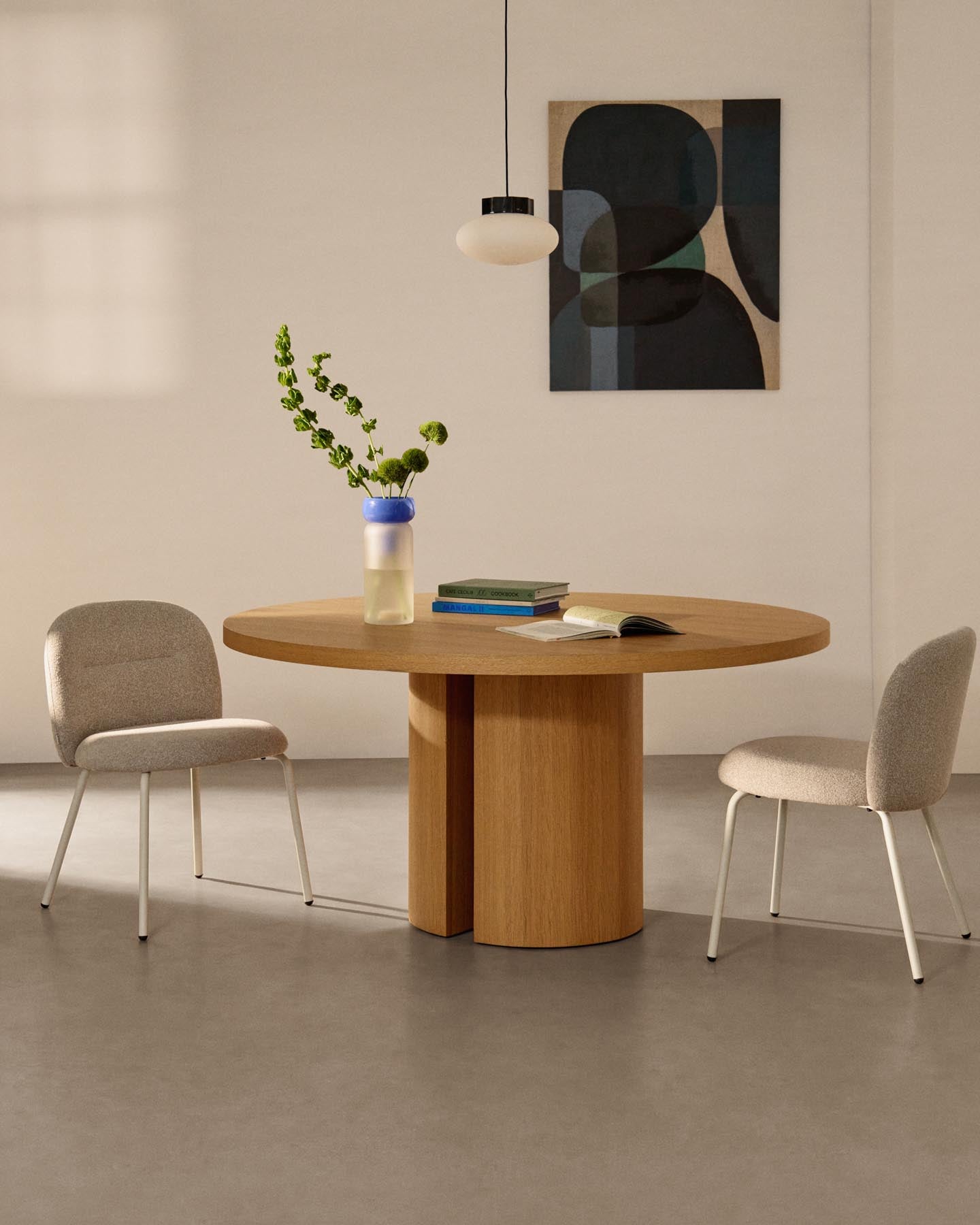 Stuhl Arino mit grüner Chenille und grünen Metallbeinen FSC 100% in Grün präsentiert im Onlineshop von KAQTU Design AG. Stuhl ist von Kave Home