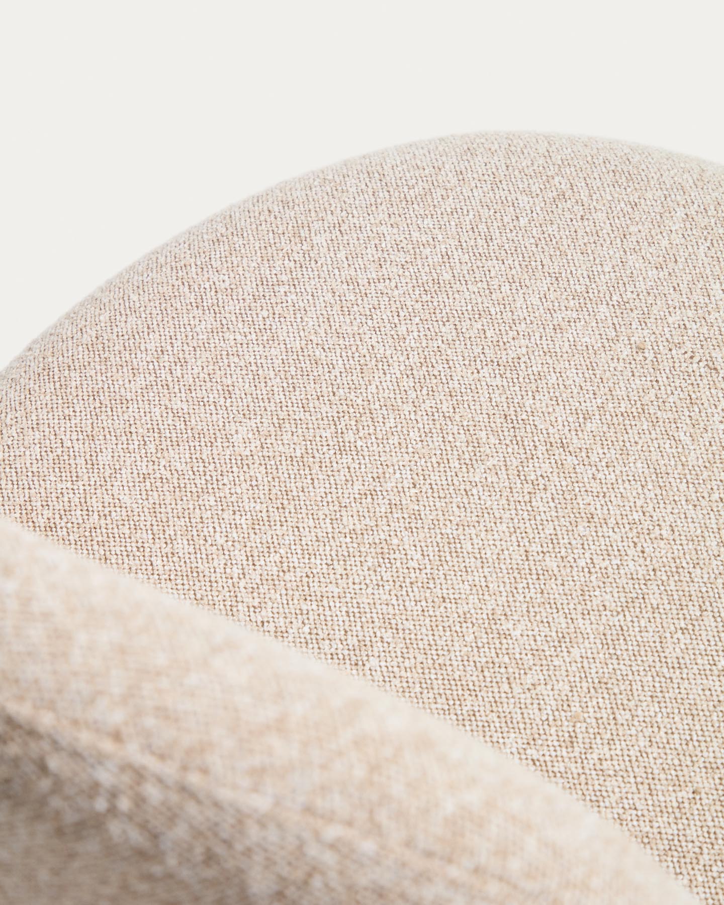 Stuhl Arino mit beiger Chenille und beigen Metallbeinen FSC 100%  in Beige präsentiert im Onlineshop von KAQTU Design AG. Stuhl ist von Kave Home