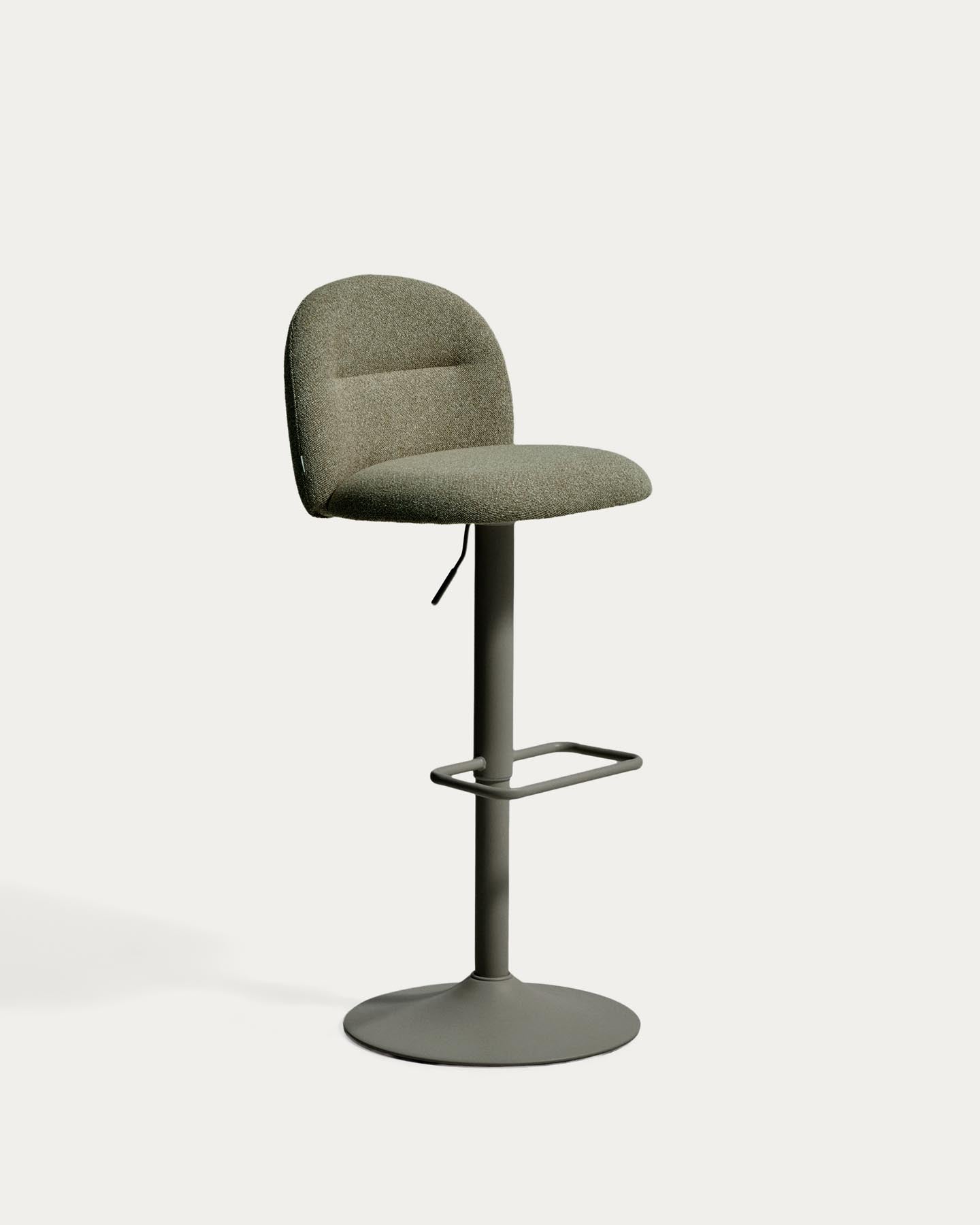 Hocker Arino mit grüner Chenille und grünen Metallbeinen, 65 cm FSC 100% in Grün präsentiert im Onlineshop von KAQTU Design AG. Barhocker ist von Kave Home