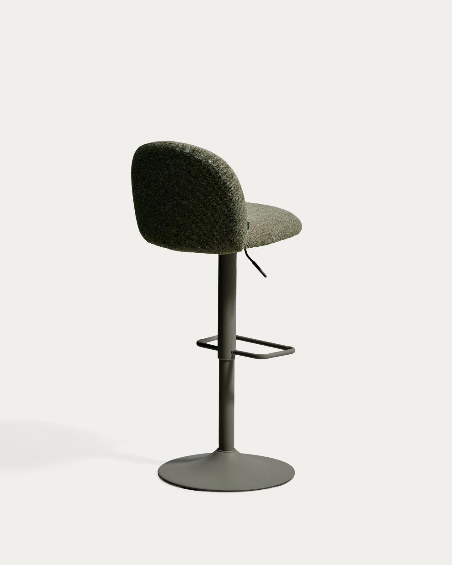 Hocker Arino mit grüner Chenille und grünen Metallbeinen, 65 cm FSC 100% in Grün präsentiert im Onlineshop von KAQTU Design AG. Barhocker ist von Kave Home