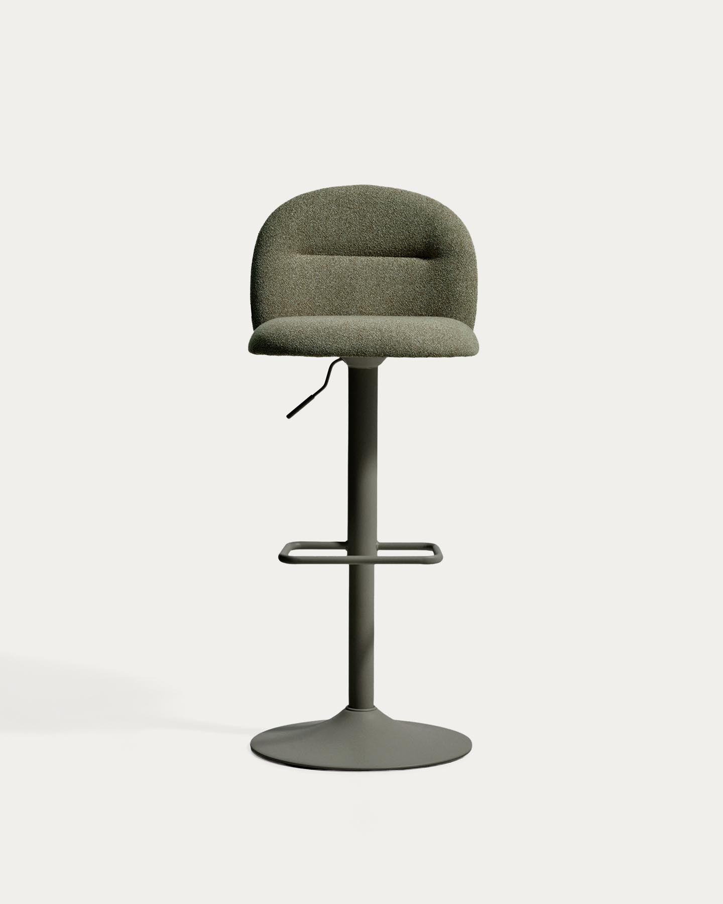 Hocker Arino mit grüner Chenille und grünen Metallbeinen, 65 cm FSC 100% in Grün präsentiert im Onlineshop von KAQTU Design AG. Barhocker ist von Kave Home