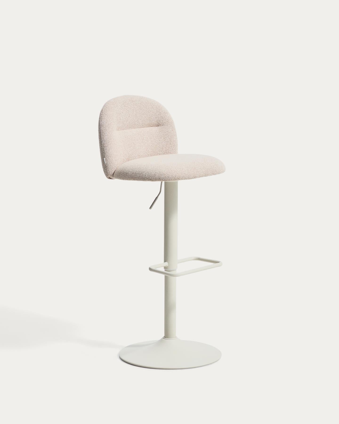 Hocker Arino mit beiger Chenille und beigen Metallbeinen, 65 cm FSC 100% in Beige präsentiert im Onlineshop von KAQTU Design AG. Barhocker ist von Kave Home