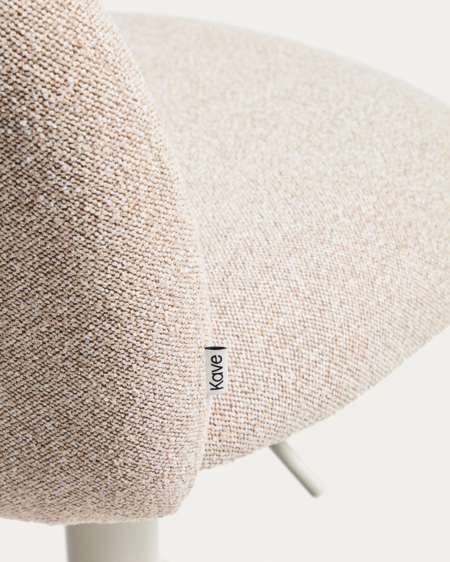 Hocker Arino mit beiger Chenille und beigen Metallbeinen, 65 cm FSC 100% in Beige präsentiert im Onlineshop von KAQTU Design AG. Barhocker ist von Kave Home