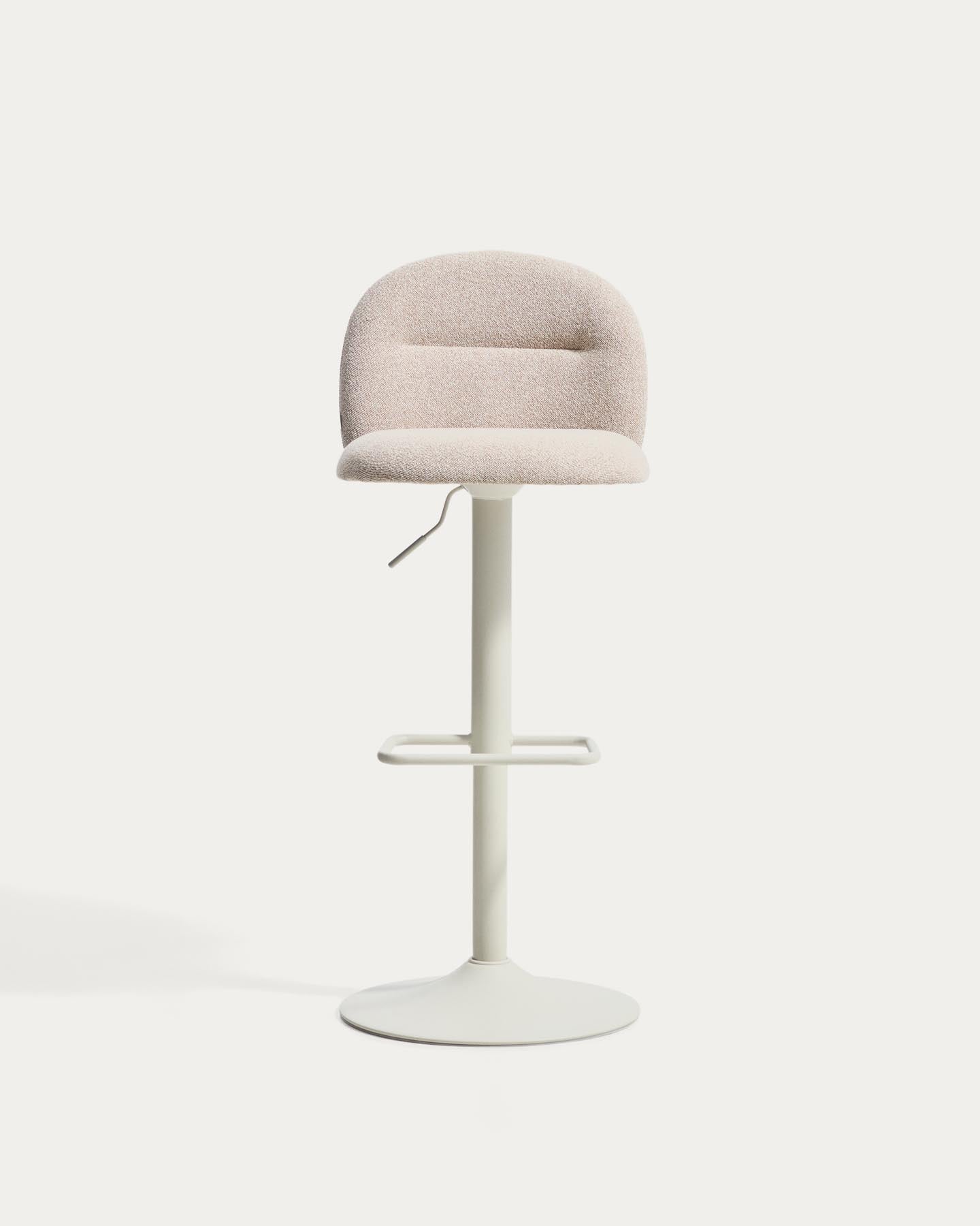 Hocker Arino mit beiger Chenille und beigen Metallbeinen, 65 cm FSC 100% in Beige präsentiert im Onlineshop von KAQTU Design AG. Barhocker ist von Kave Home