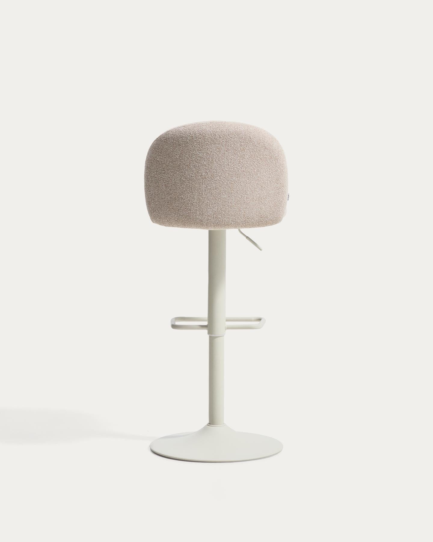Hocker Arino mit beiger Chenille und beigen Metallbeinen, 65 cm FSC 100% in Beige präsentiert im Onlineshop von KAQTU Design AG. Barhocker ist von Kave Home