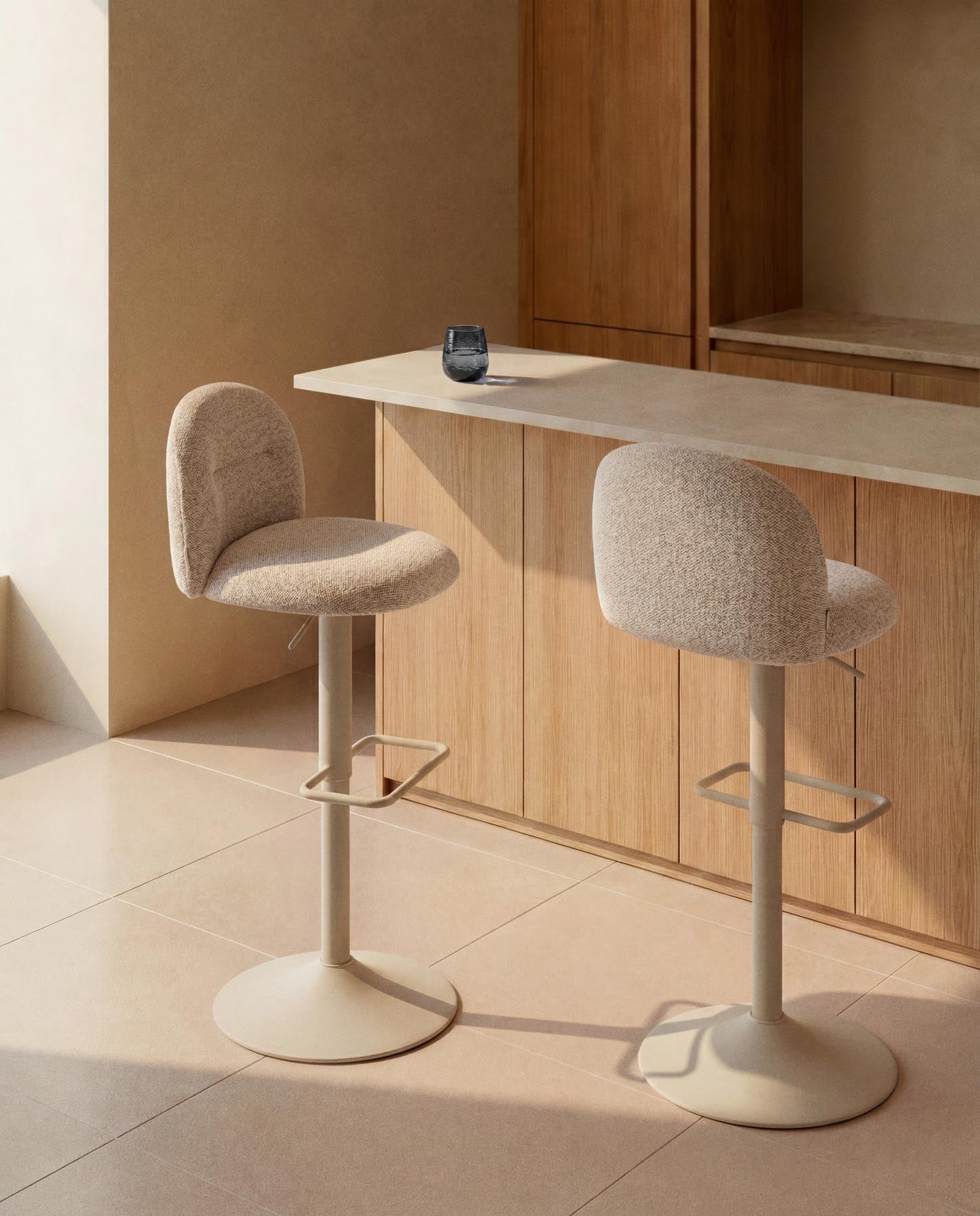 Hocker Arino mit beiger Chenille und beigen Metallbeinen, 65 cm FSC 100% in Beige präsentiert im Onlineshop von KAQTU Design AG. Barhocker ist von Kave Home