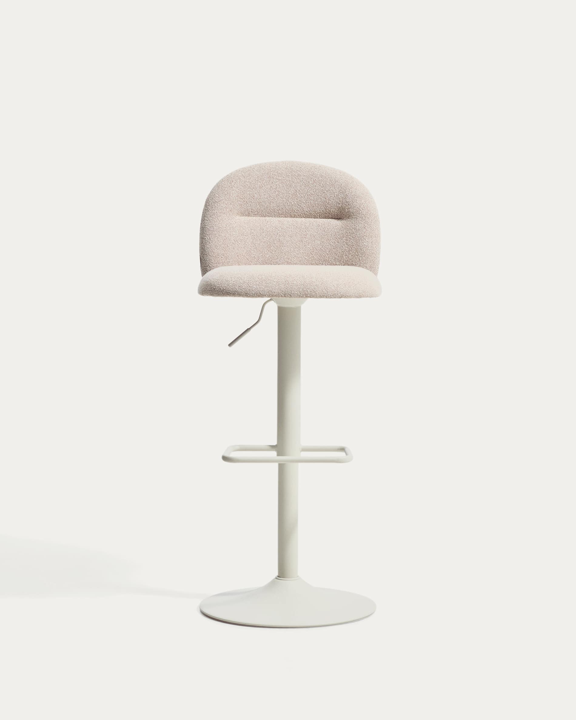 Hocker Arino mit beiger Chenille und beigen Metallbeinen, 65 cm FSC 100% in Beige präsentiert im Onlineshop von KAQTU Design AG. Barhocker ist von Kave Home
