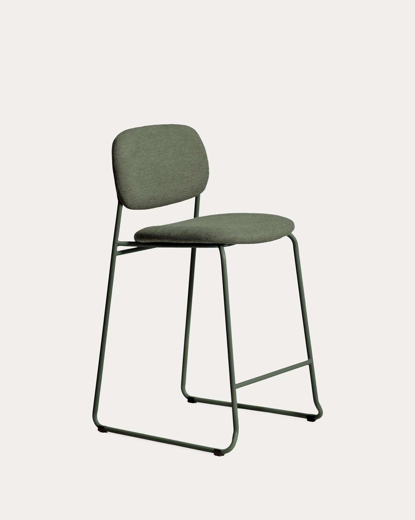 Stapelbarer Hocker Meli mit grüner Chenille und Beinen aus grünem Metall, FSC Mix Credit, 65 cm in Grün präsentiert im Onlineshop von KAQTU Design AG. Barhocker ist von Kave Home