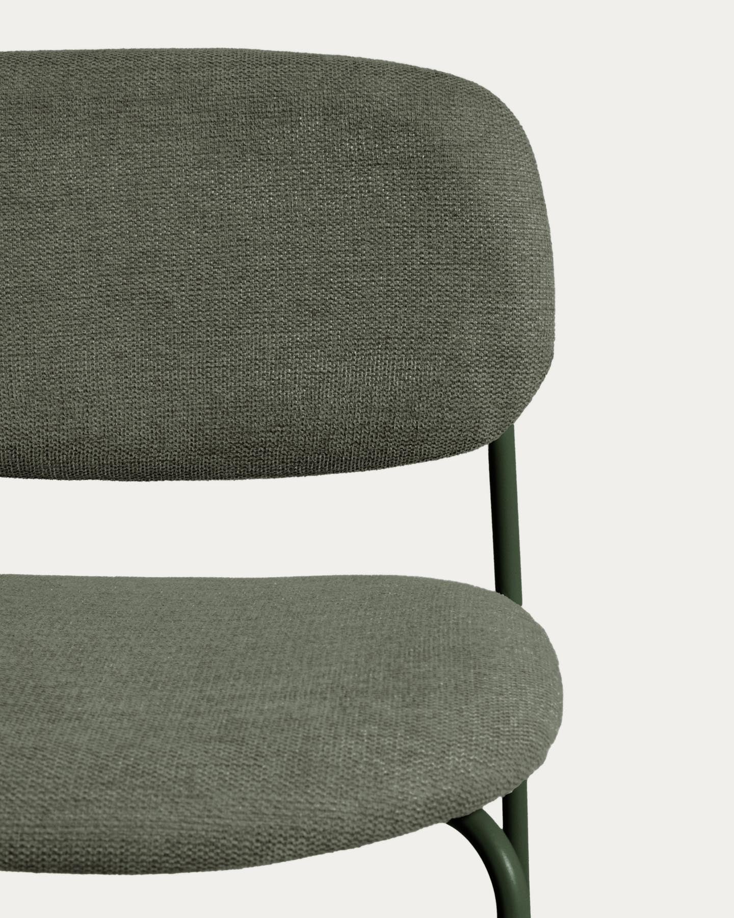 Stapelbarer Hocker Meli mit grüner Chenille und Beinen aus grünem Metall, FSC Mix Credit, 65 cm in Grün präsentiert im Onlineshop von KAQTU Design AG. Barhocker ist von Kave Home