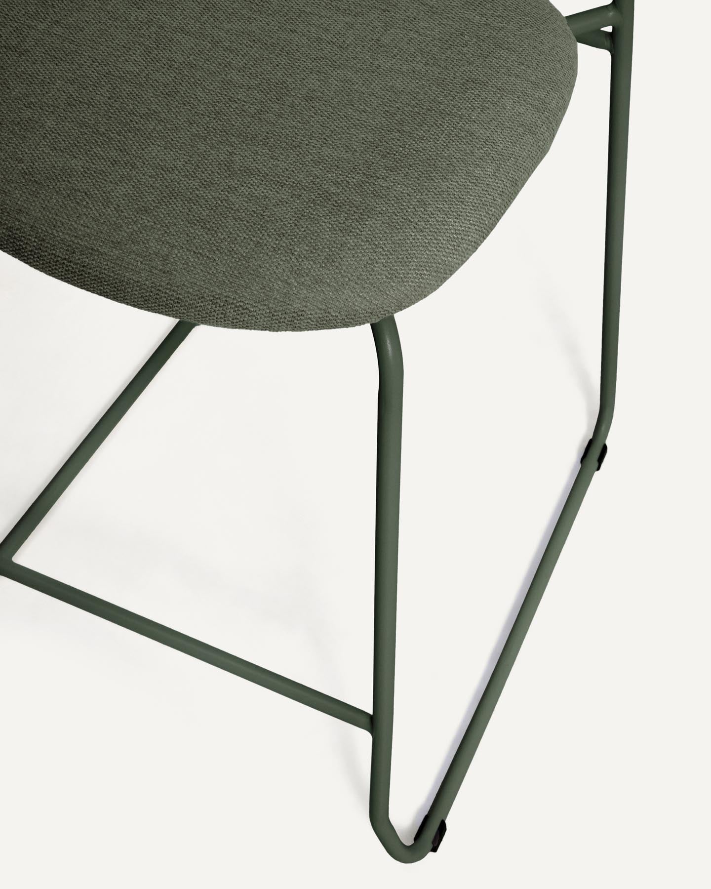 Stapelbarer Hocker Meli mit grüner Chenille und Beinen aus grünem Metall, FSC Mix Credit, 65 cm in Grün präsentiert im Onlineshop von KAQTU Design AG. Barhocker ist von Kave Home