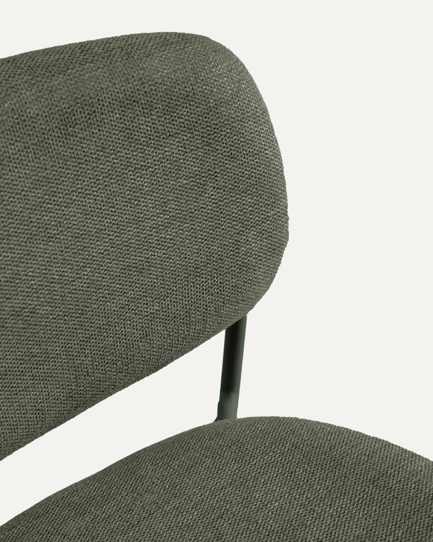 Stapelbarer Hocker Meli mit grüner Chenille und Beinen aus grünem Metall, FSC Mix Credit, 65 cm in Grün präsentiert im Onlineshop von KAQTU Design AG. Barhocker ist von Kave Home