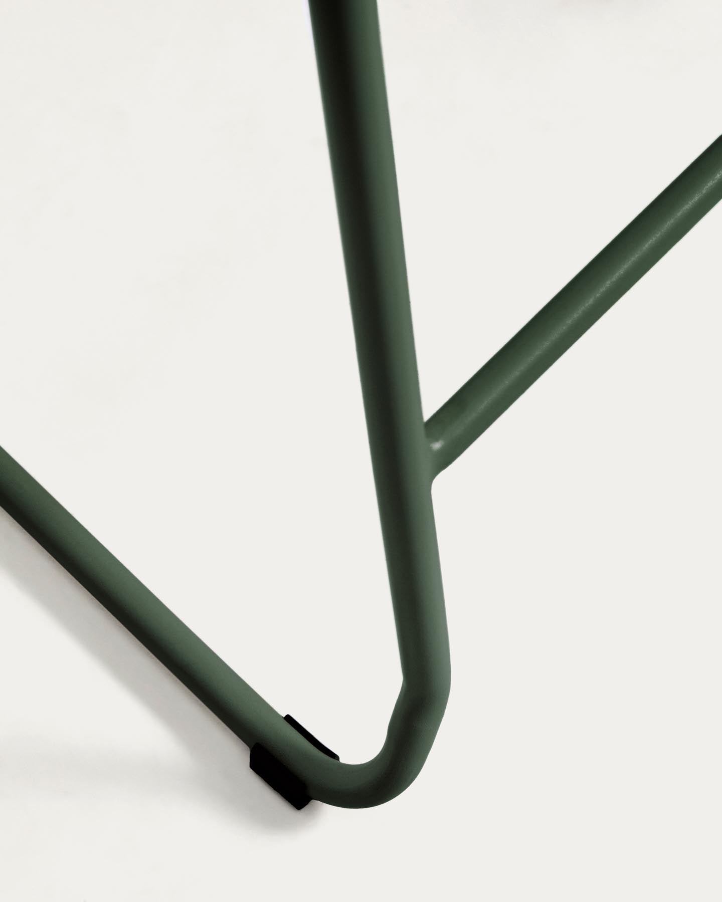 Stapelbarer Hocker Meli mit grüner Chenille und Beinen aus grünem Metall, FSC Mix Credit, 65 cm in Grün präsentiert im Onlineshop von KAQTU Design AG. Barhocker ist von Kave Home