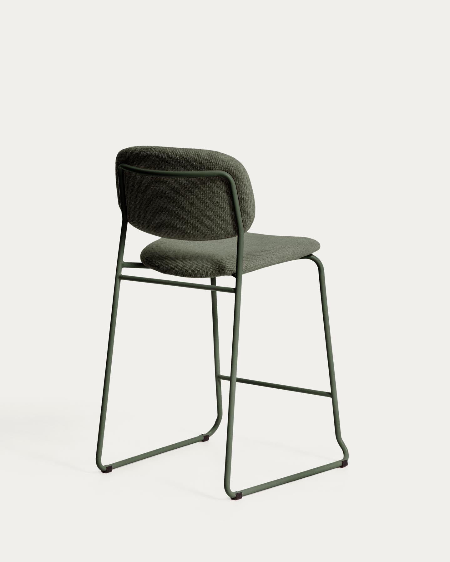 Stapelbarer Hocker Meli mit grüner Chenille und Beinen aus grünem Metall, FSC Mix Credit, 65 cm in Grün präsentiert im Onlineshop von KAQTU Design AG. Barhocker ist von Kave Home