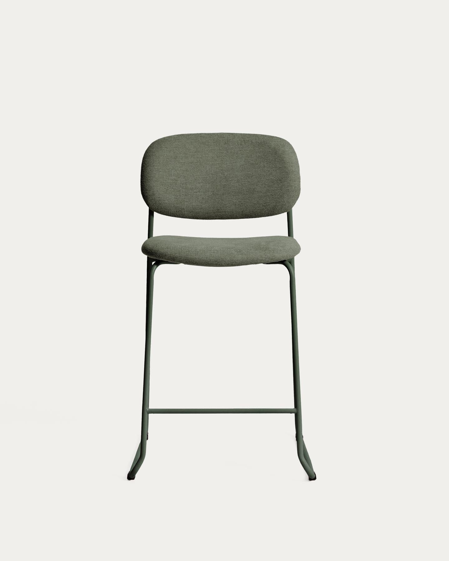Stapelbarer Hocker Meli mit grüner Chenille und Beinen aus grünem Metall, FSC Mix Credit, 65 cm in Grün präsentiert im Onlineshop von KAQTU Design AG. Barhocker ist von Kave Home