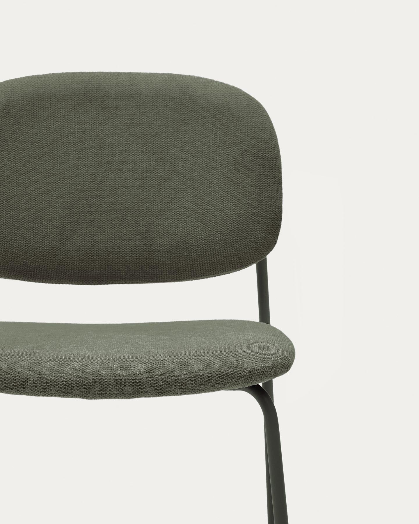 Stapelbarer Stuhl Meli mit grüner Chenille und Beinen aus grünem Metall, FSC Mix Credit in Grün präsentiert im Onlineshop von KAQTU Design AG. Stuhl ist von Kave Home