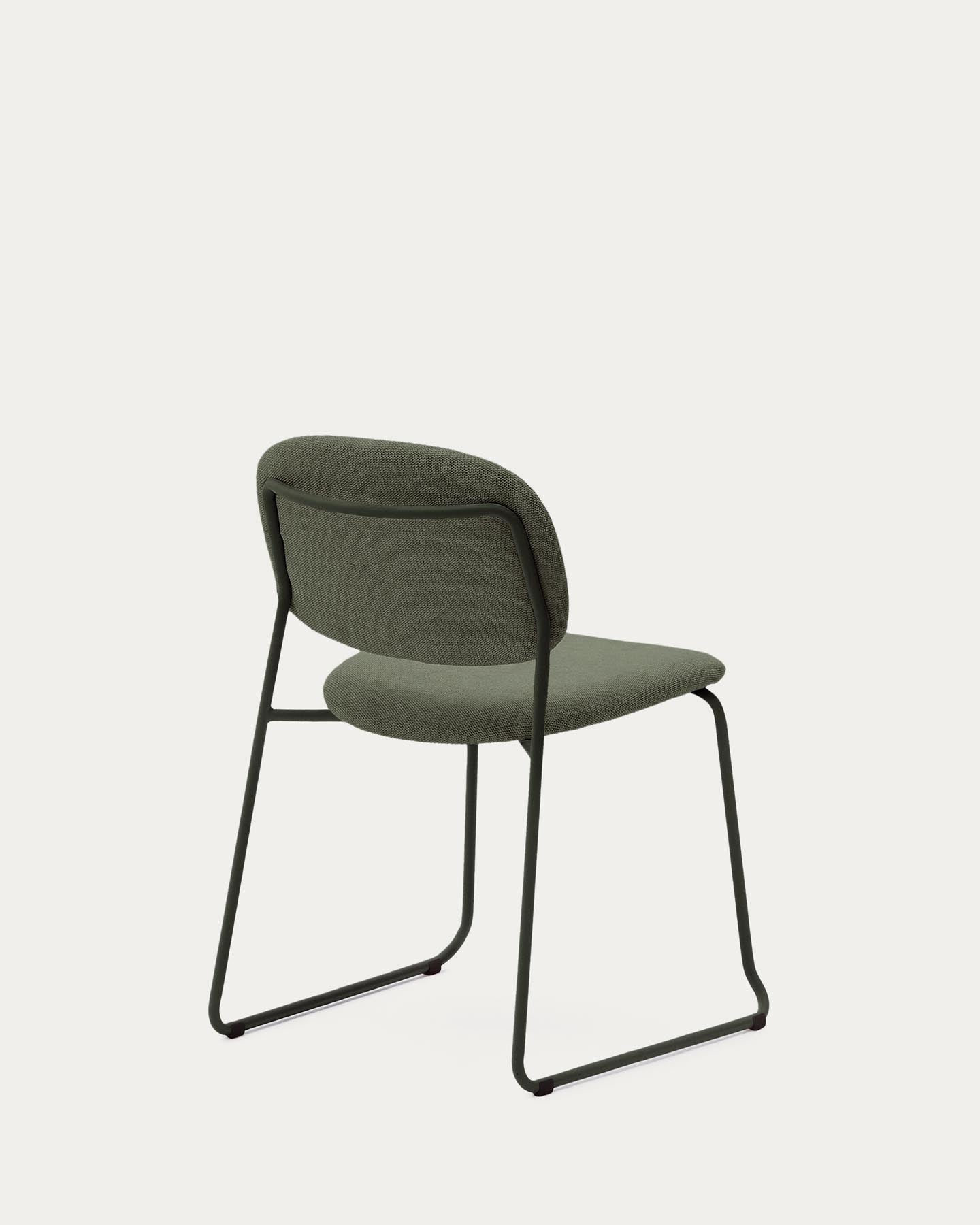 Stapelbarer Stuhl Meli mit grüner Chenille und Beinen aus grünem Metall, FSC Mix Credit in Grün präsentiert im Onlineshop von KAQTU Design AG. Stuhl ist von Kave Home