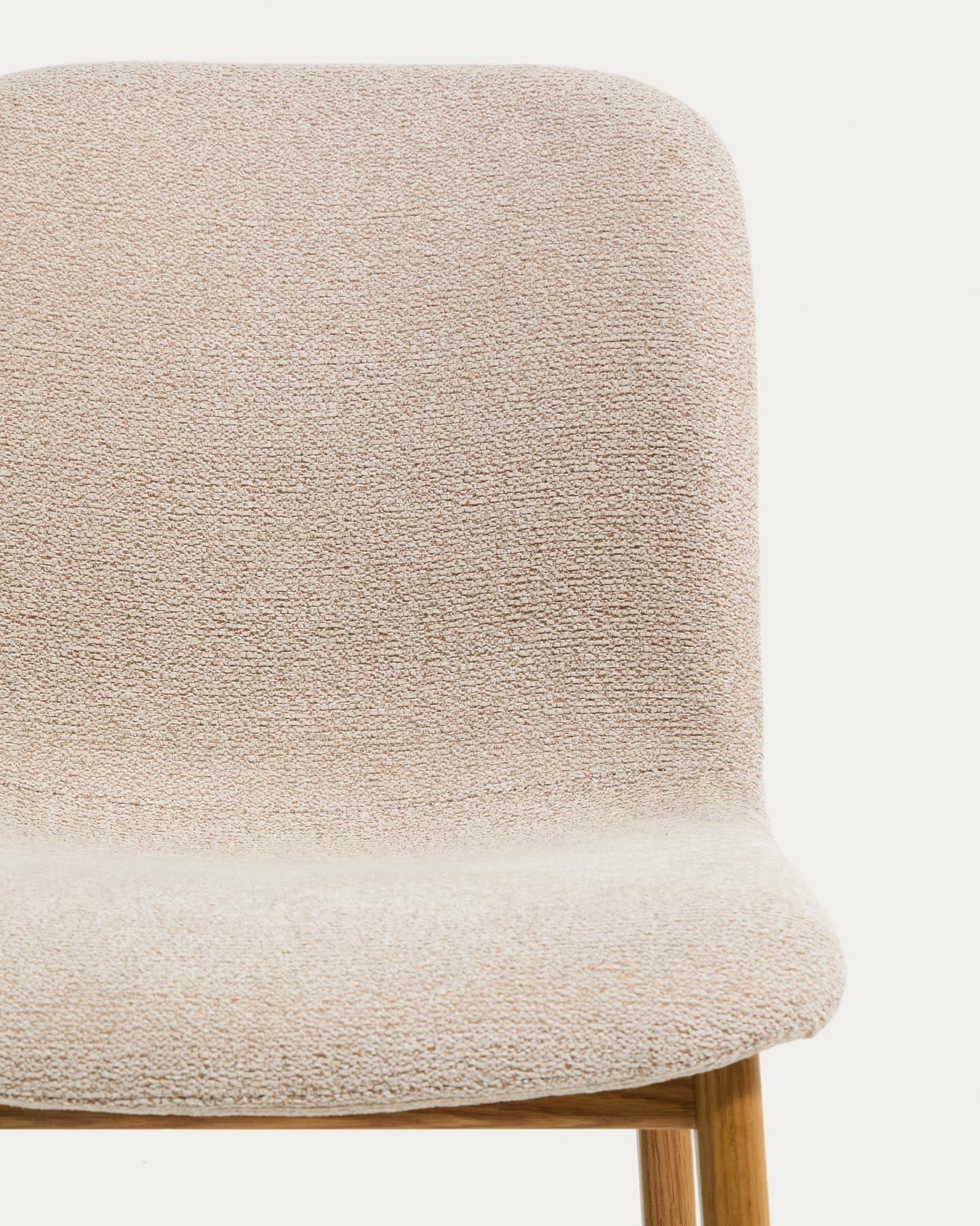 Stuhl Elnor aus beiger Chenille und Beinen aus massivem Eichenholz mit Finish in natürlichem Farbton  in Beige präsentiert im Onlineshop von KAQTU Design AG. Stuhl ist von Kave Home