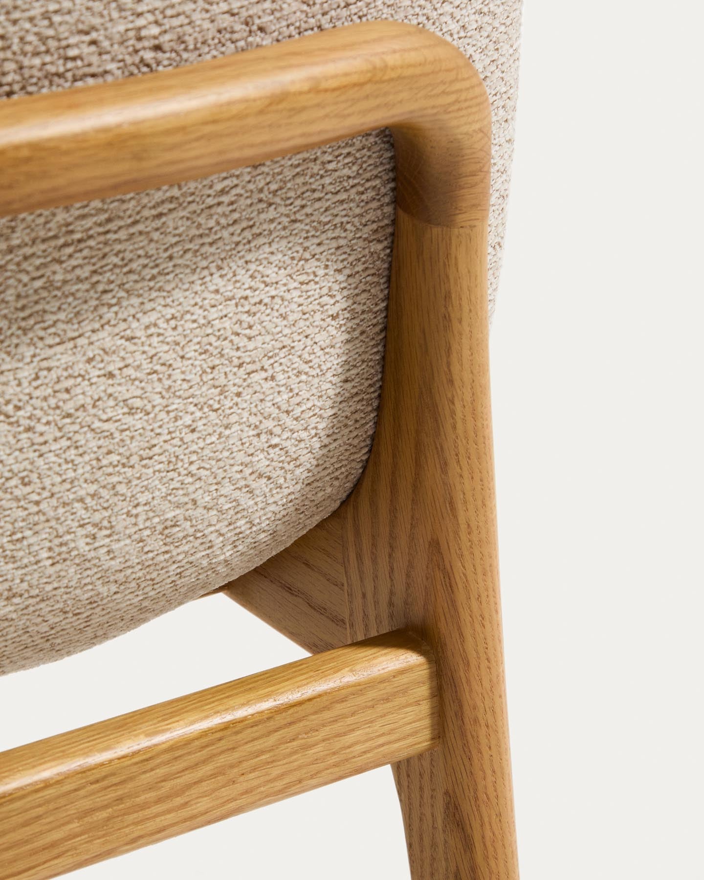 Stuhl Elnor aus beiger Chenille und Beinen aus massivem Eichenholz mit Finish in natürlichem Farbton  in Beige präsentiert im Onlineshop von KAQTU Design AG. Stuhl ist von Kave Home
