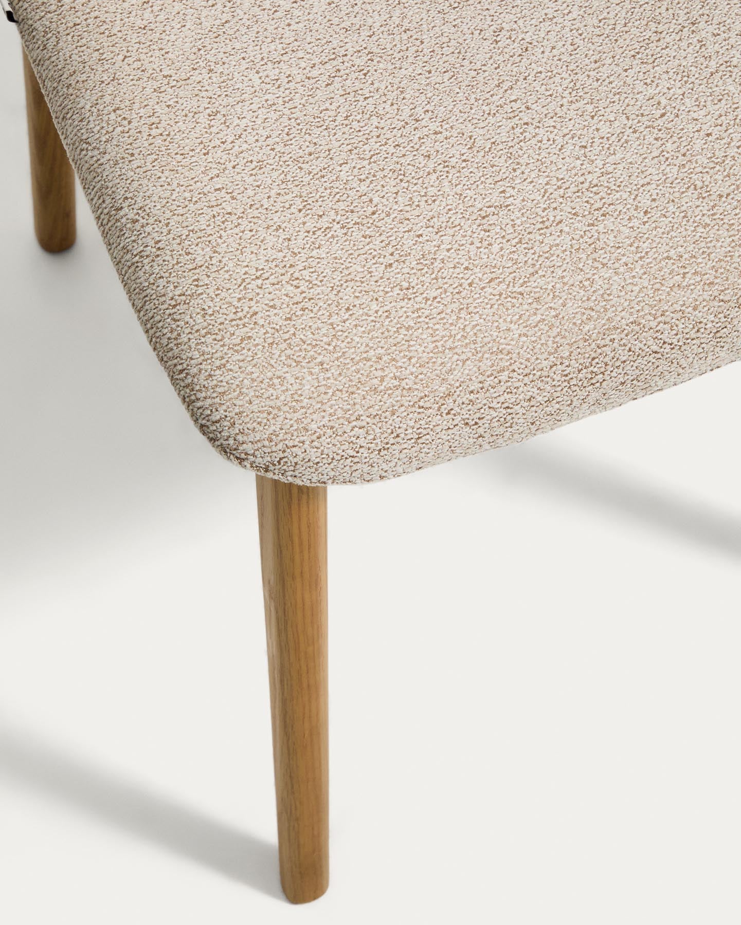 Stuhl Elnor aus beiger Chenille und Beinen aus massivem Eichenholz mit Finish in natürlichem Farbton  in Beige präsentiert im Onlineshop von KAQTU Design AG. Stuhl ist von Kave Home