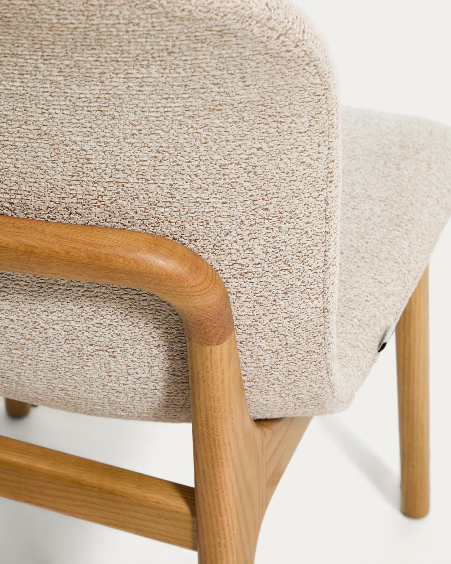 Stuhl Elnor aus beiger Chenille und Beinen aus massivem Eichenholz mit Finish in natürlichem Farbton  in Beige präsentiert im Onlineshop von KAQTU Design AG. Stuhl ist von Kave Home
