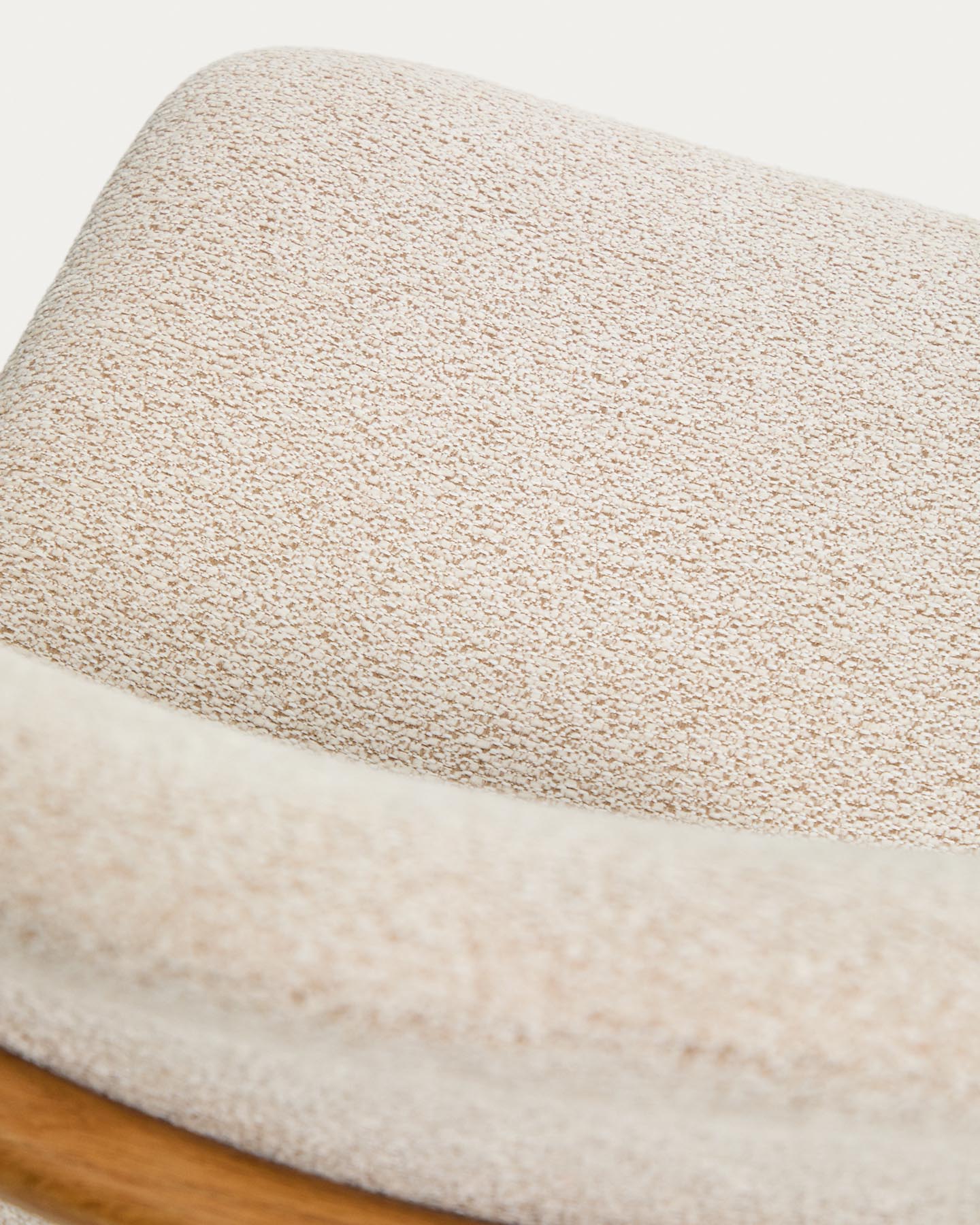 Stuhl Elnor aus beiger Chenille und Beinen aus massivem Eichenholz mit Finish in natürlichem Farbton  in Beige präsentiert im Onlineshop von KAQTU Design AG. Stuhl ist von Kave Home