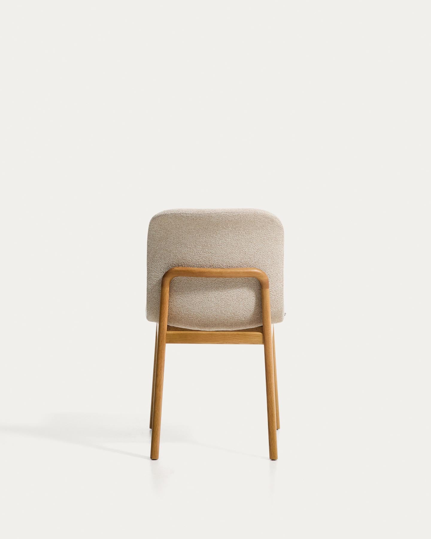 Stuhl Elnor aus beiger Chenille und Beinen aus massivem Eichenholz mit Finish in natürlichem Farbton  in Beige präsentiert im Onlineshop von KAQTU Design AG. Stuhl ist von Kave Home
