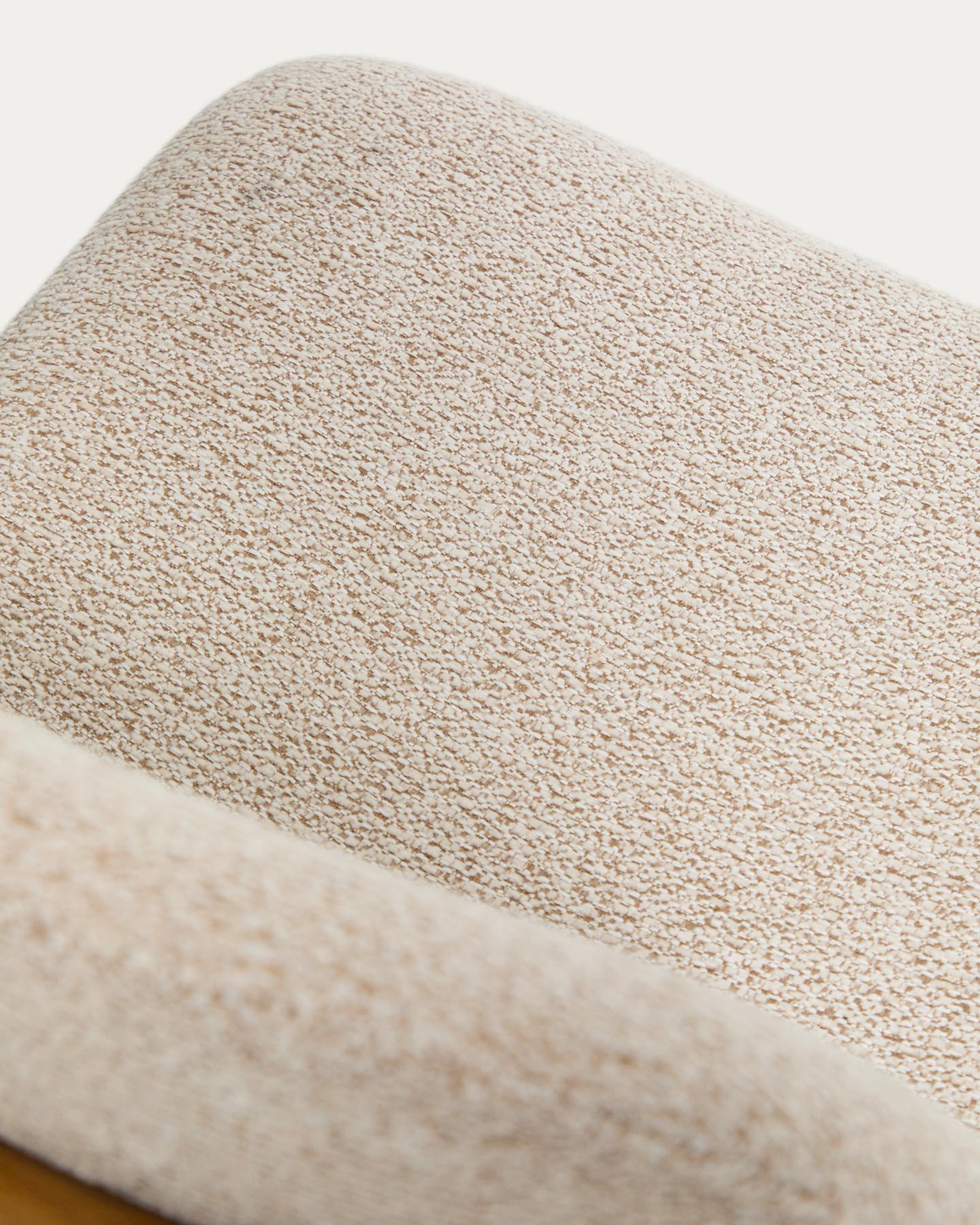 Hocker Elnor aus beiger Chenille und Beinen aus massivem Eichenholz mit Finish in natürlichem Farbton 65 cm in Beige präsentiert im Onlineshop von KAQTU Design AG. Barhocker ist von Kave Home