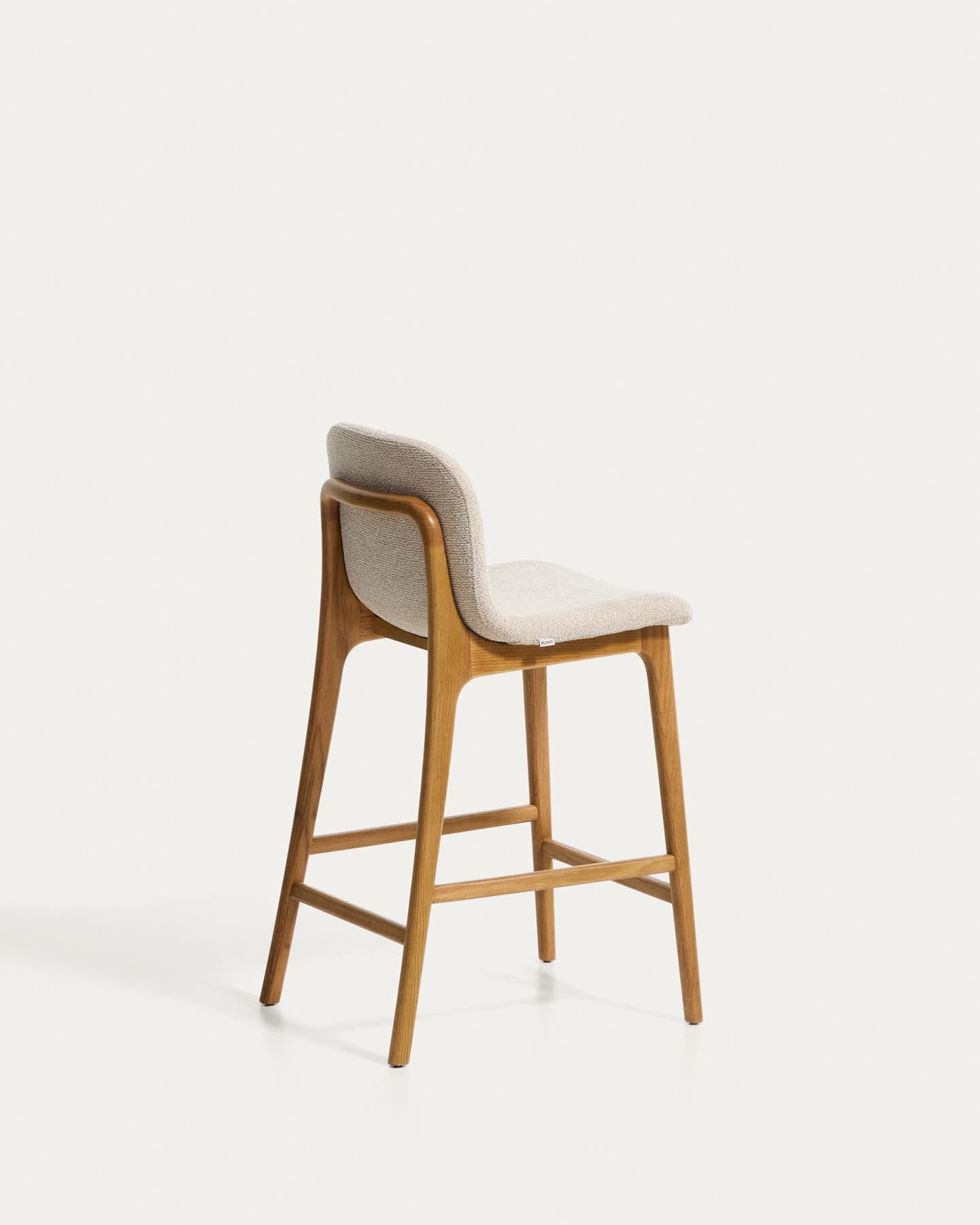 Hocker Elnor aus beiger Chenille und Beinen aus massivem Eichenholz mit Finish in natürlichem Farbton 65 cm in Beige präsentiert im Onlineshop von KAQTU Design AG. Barhocker ist von Kave Home