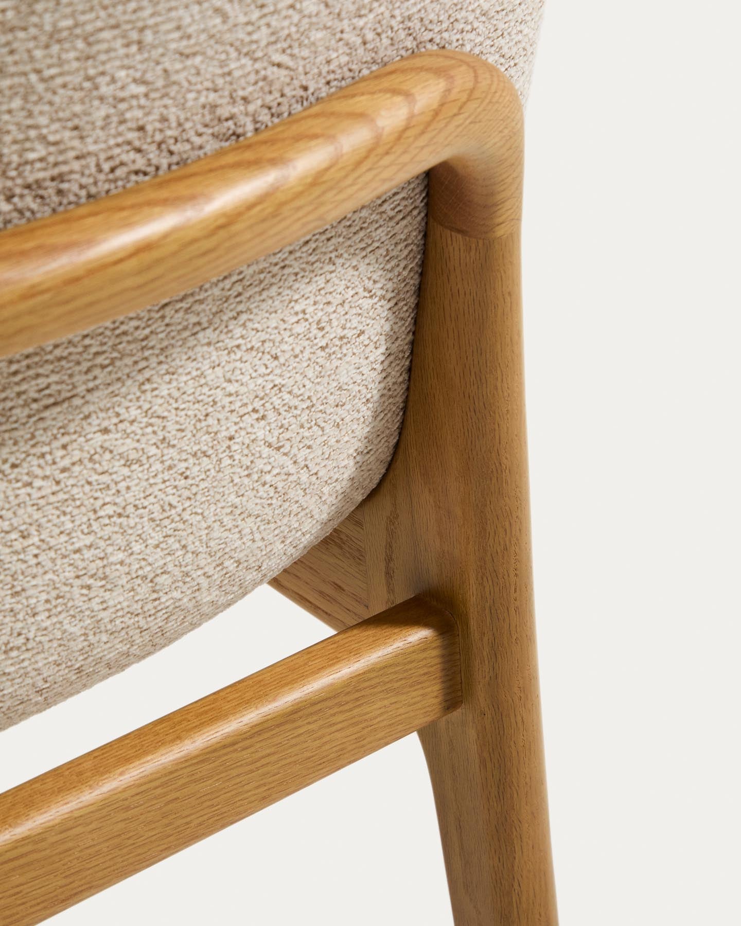 Stuhl Elnor mit Armlehnen aus beiger Chenille und Beinen aus massivem Eichenholz mit Finish in natürlichem Farbton  in Beige präsentiert im Onlineshop von KAQTU Design AG. Stuhl ist von Kave Home
