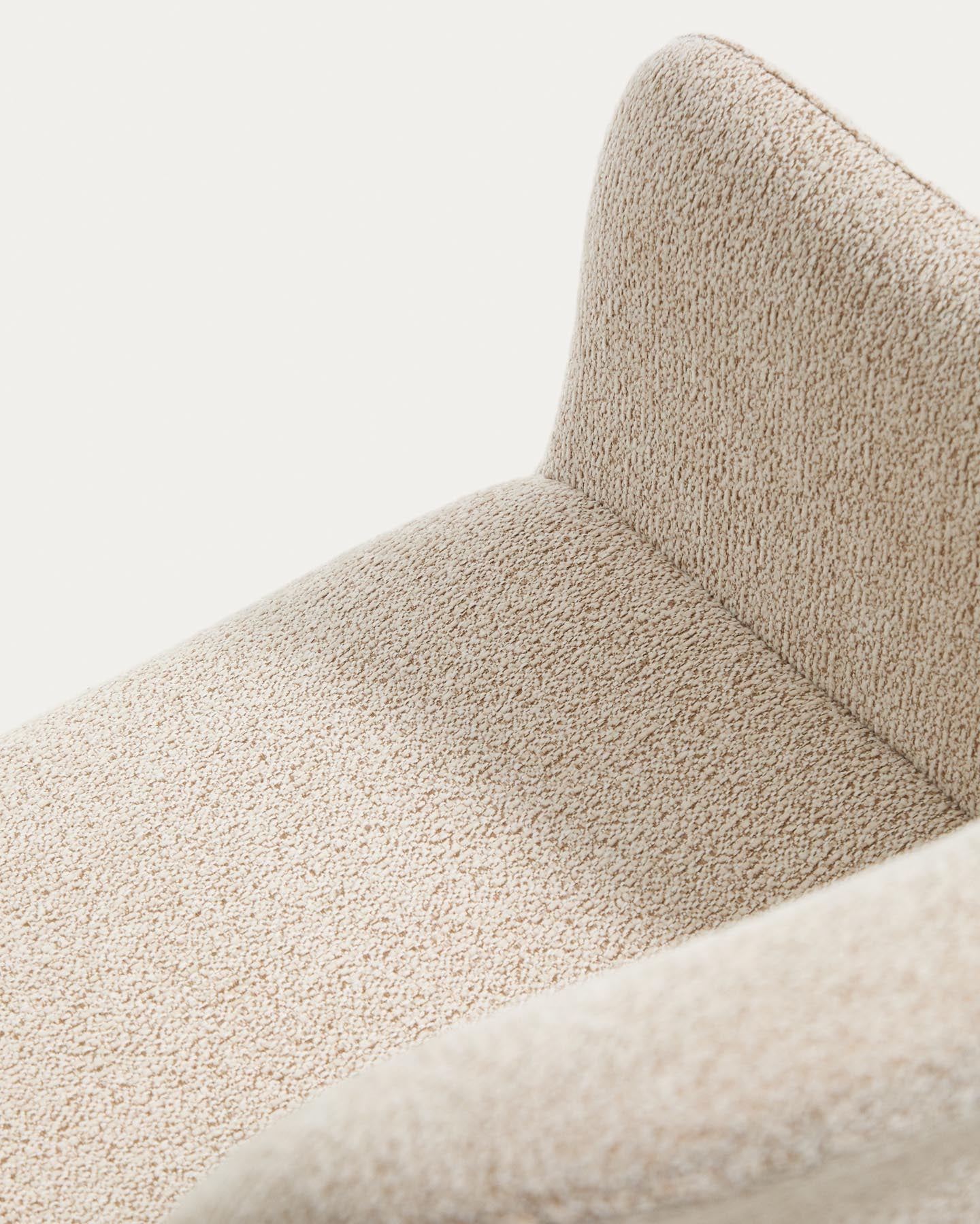 Stuhl Elnor mit Armlehnen aus beiger Chenille und Beinen aus massivem Eichenholz mit Finish in natürlichem Farbton  in Beige präsentiert im Onlineshop von KAQTU Design AG. Stuhl ist von Kave Home