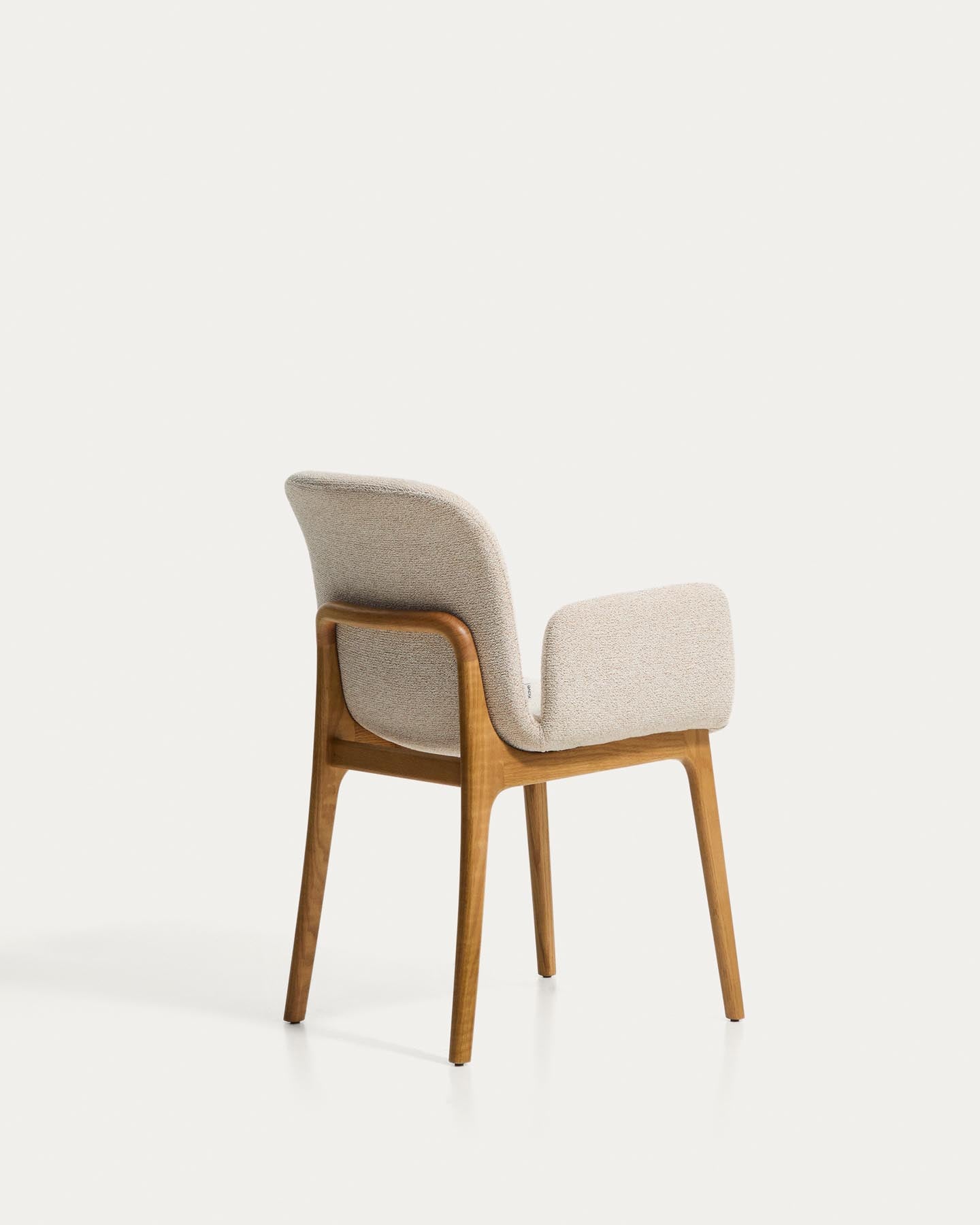 Stuhl Elnor mit Armlehnen aus beiger Chenille und Beinen aus massivem Eichenholz mit Finish in natürlichem Farbton  in Beige präsentiert im Onlineshop von KAQTU Design AG. Stuhl ist von Kave Home