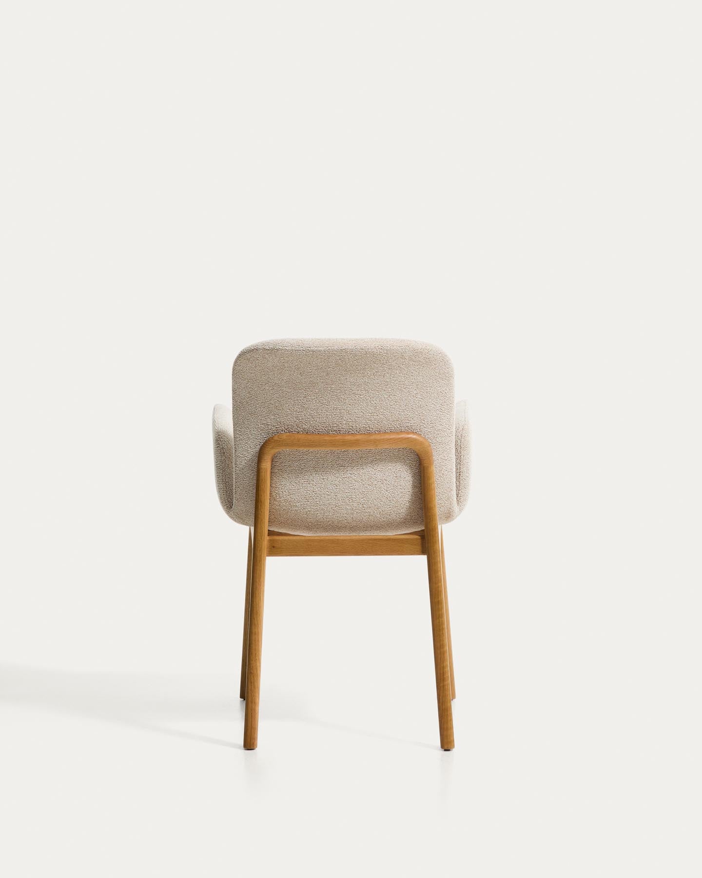 Stuhl Elnor mit Armlehnen aus beiger Chenille und Beinen aus massivem Eichenholz mit Finish in natürlichem Farbton  in Beige präsentiert im Onlineshop von KAQTU Design AG. Stuhl ist von Kave Home