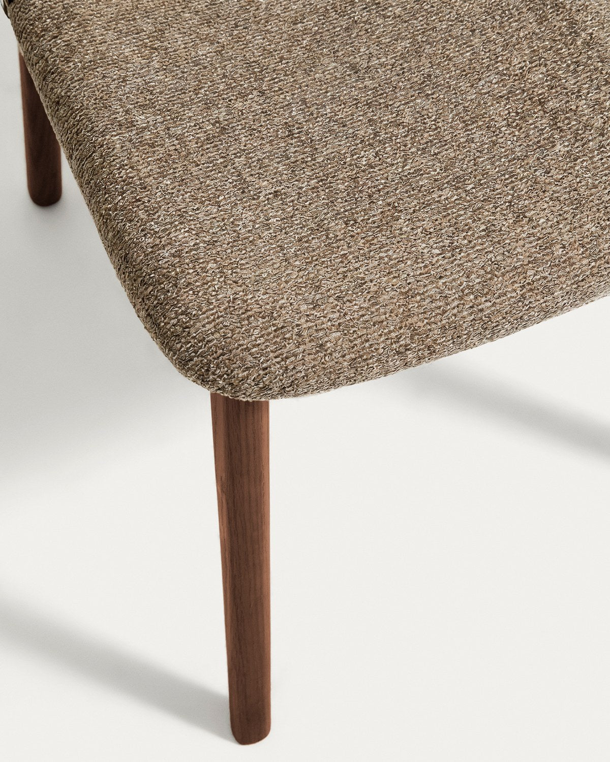 Stuhl Elnor mit gepolstertem Sitz aus brauner Chenille und vier Beinen aus massivem Eichenholz mit Nussbaum-Finish, Filzgleiter an den Füssen.