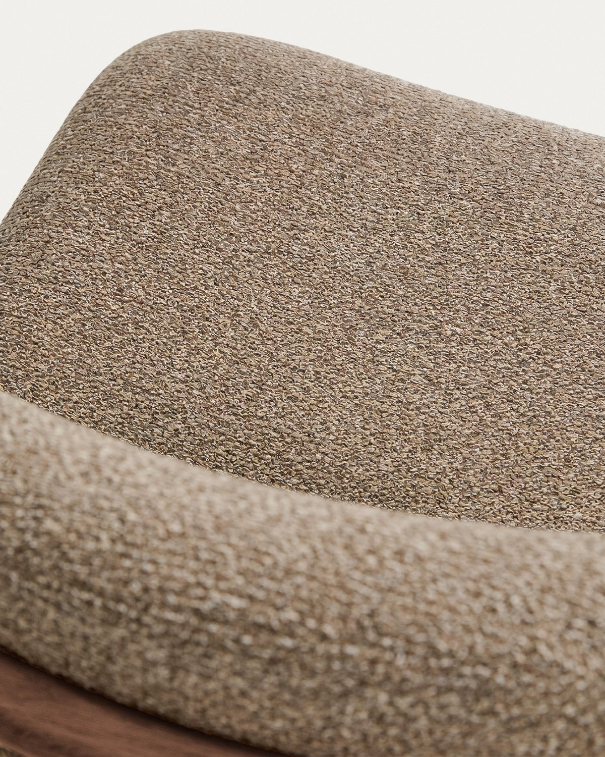 Stuhl Elnor mit gepolstertem Sitz aus brauner Chenille und vier Beinen aus massivem Eichenholz mit Nussbaum-Finish, Filzgleiter an den Füssen.
