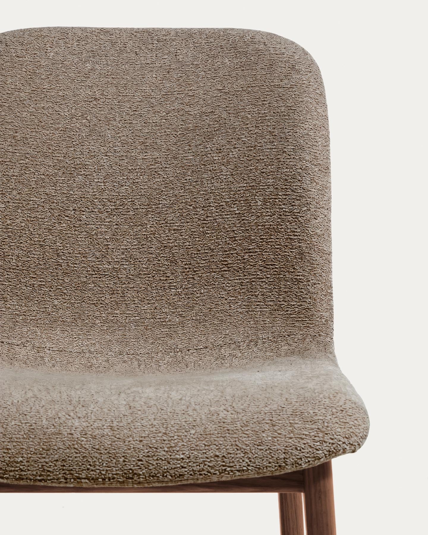 Stuhl Elnor aus brauner Chenille und Beinen aus massivem Eichenholz mit Nussbaum-Finish in Braun präsentiert im Onlineshop von KAQTU Design AG. Stuhl ist von Kave Home