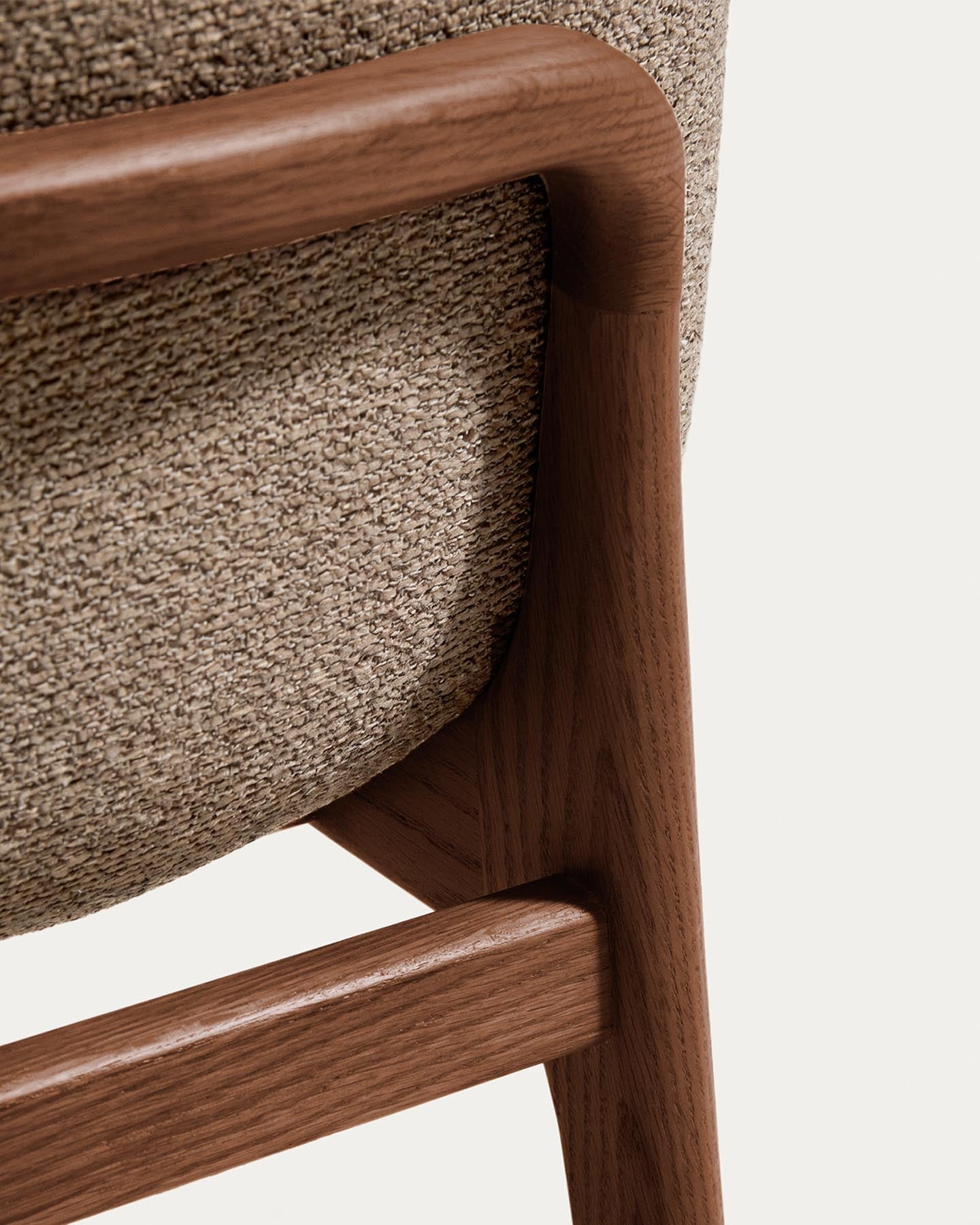 Stuhl Elnor aus brauner Chenille und Beinen aus massivem Eichenholz mit Nussbaum-Finish in Braun präsentiert im Onlineshop von KAQTU Design AG. Stuhl ist von Kave Home