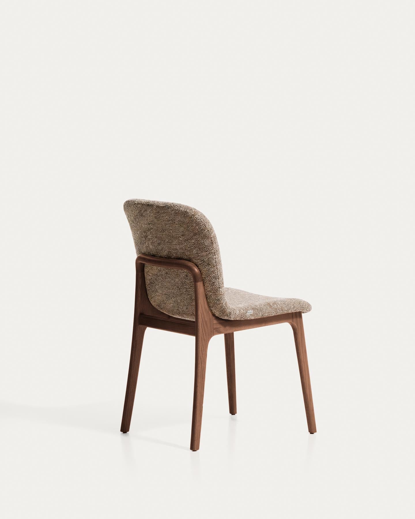 Stuhl Elnor aus brauner Chenille und Beinen aus massivem Eichenholz mit Nussbaum-Finish in Braun präsentiert im Onlineshop von KAQTU Design AG. Stuhl ist von Kave Home
