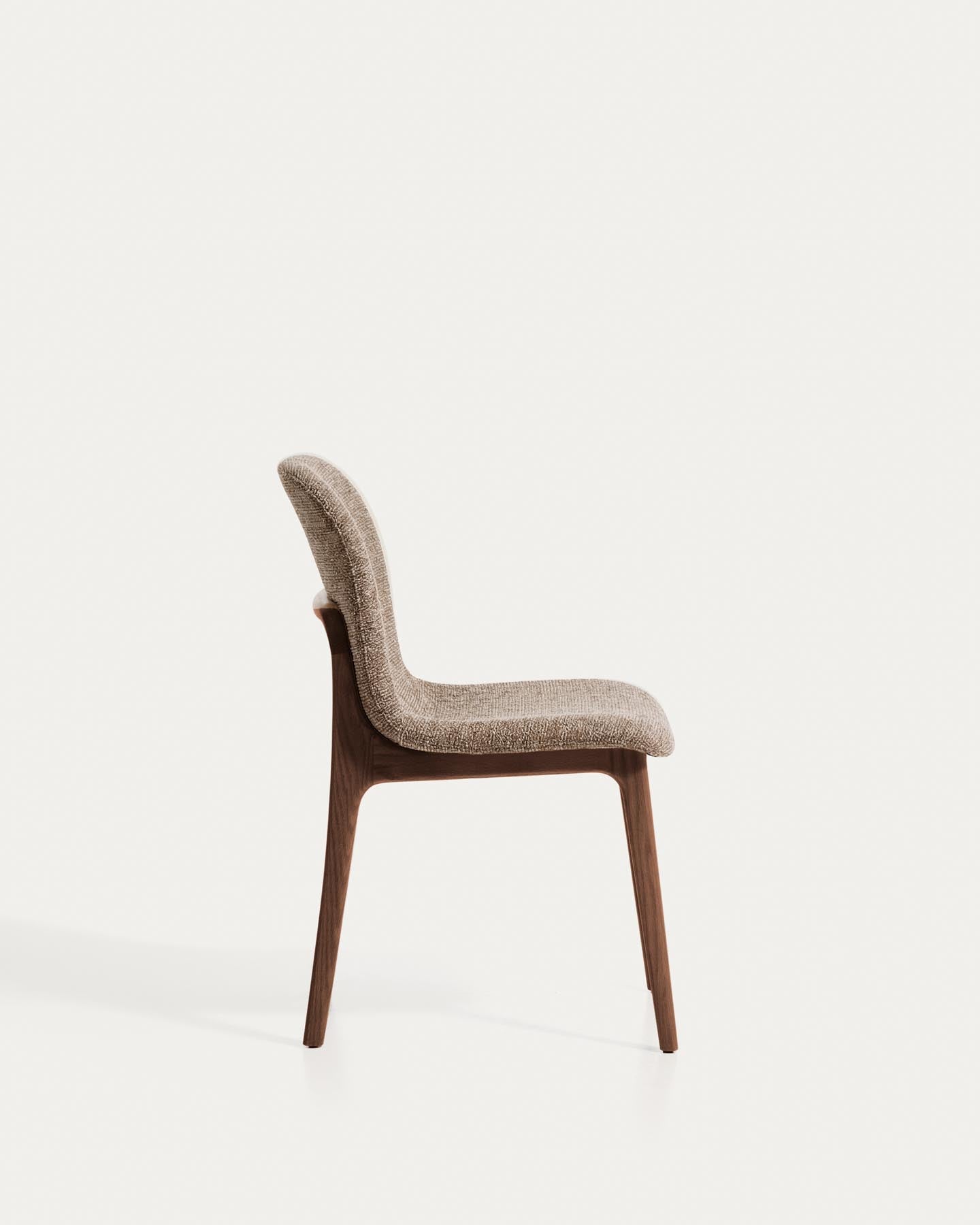 Stuhl Elnor aus brauner Chenille und Beinen aus massivem Eichenholz mit Nussbaum-Finish in Braun präsentiert im Onlineshop von KAQTU Design AG. Stuhl ist von Kave Home