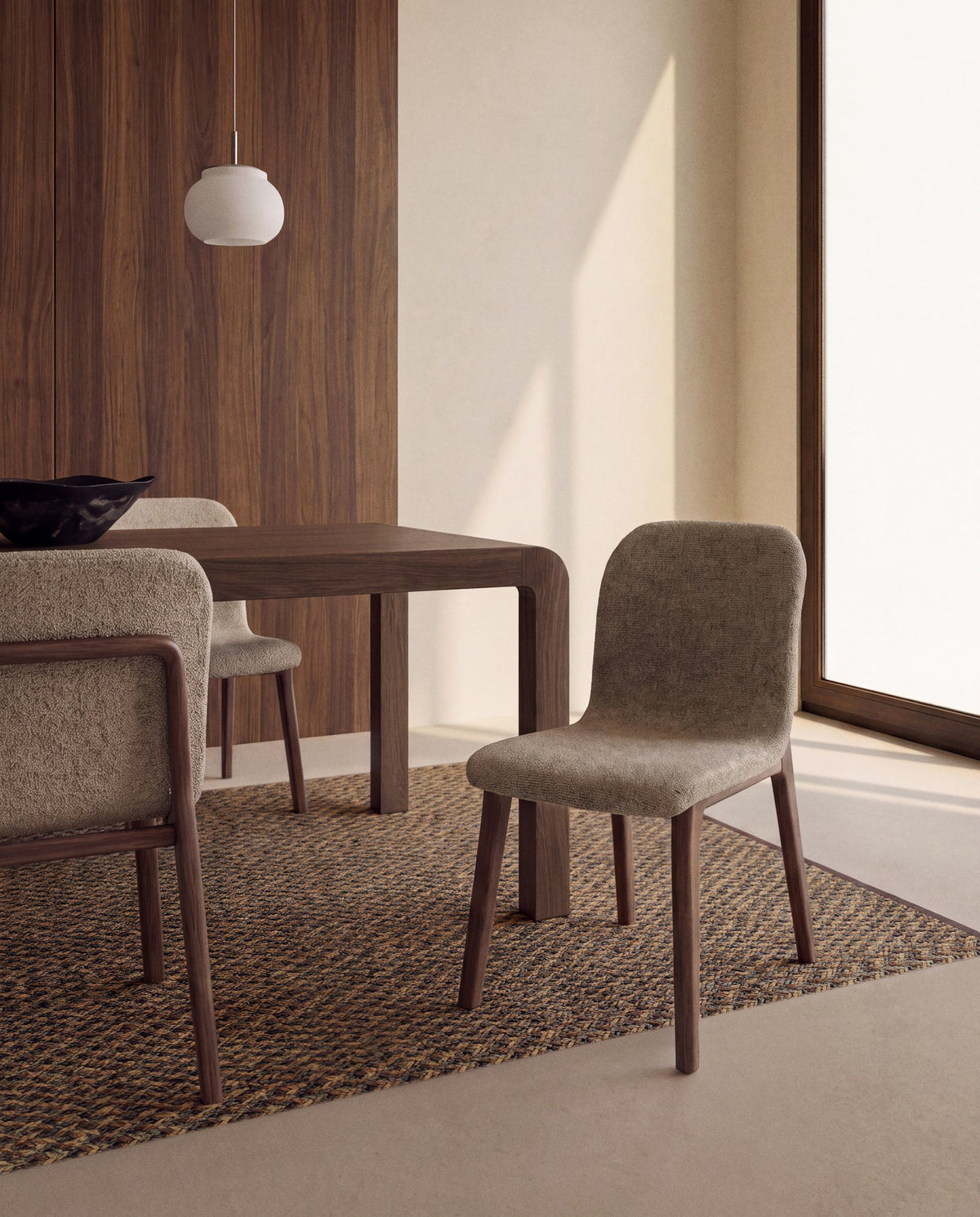 Stuhl Elnor aus brauner Chenille und Beinen aus massivem Eichenholz mit Nussbaum-Finish in Braun präsentiert im Onlineshop von KAQTU Design AG. Stuhl ist von Kave Home