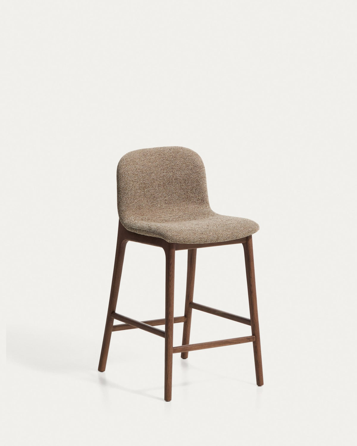 Barhocker Elnor von Kave Home mit gepolstertem Sitz aus braunem Chenille-Gewebe und Beinen aus massivem Eichenholz mit Nussbaum-Finish.