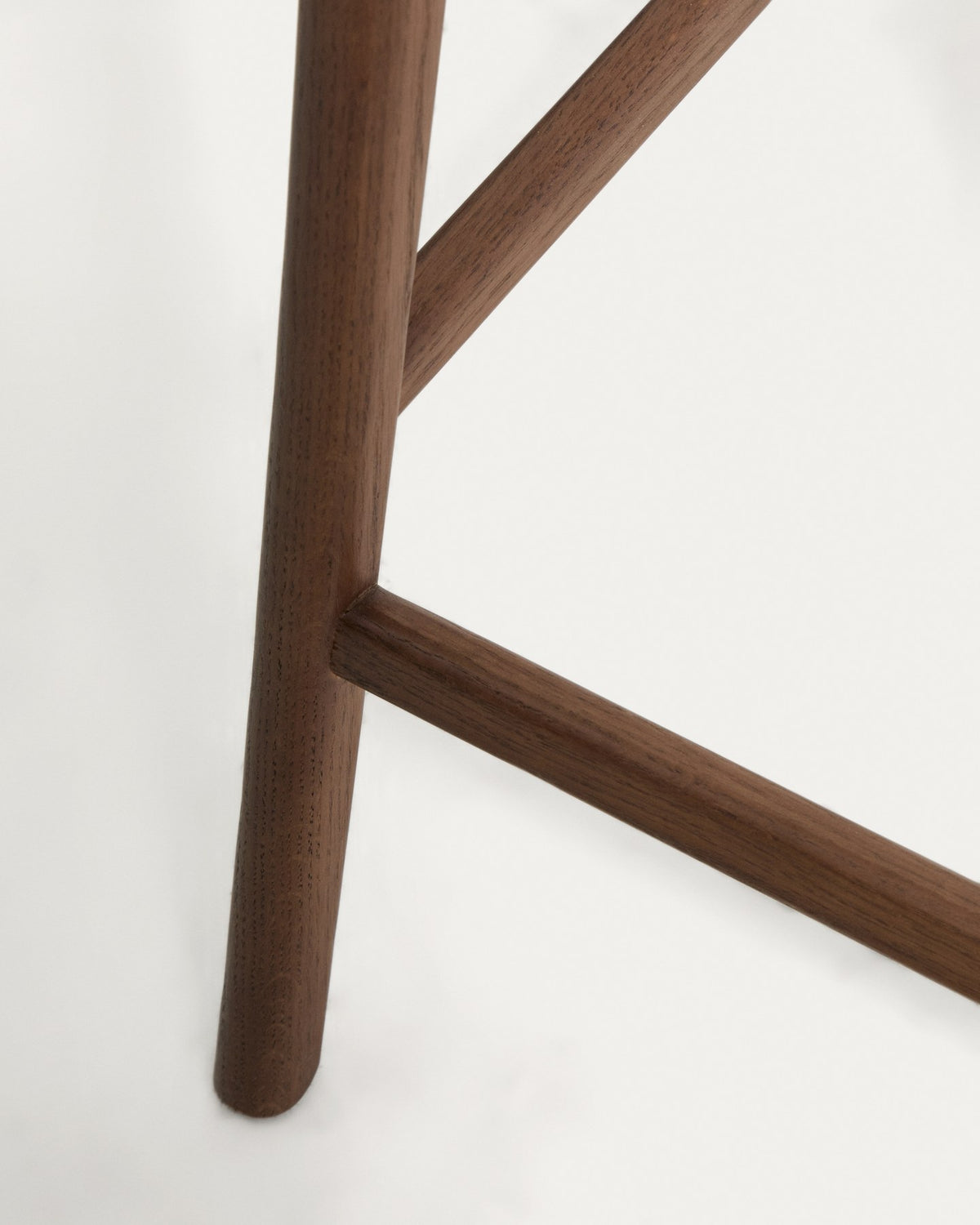 Barhocker Elnor von Kave Home mit gepolstertem Sitz aus braunem Chenille-Gewebe und Beinen aus massivem Eichenholz mit Nussbaum-Finish.