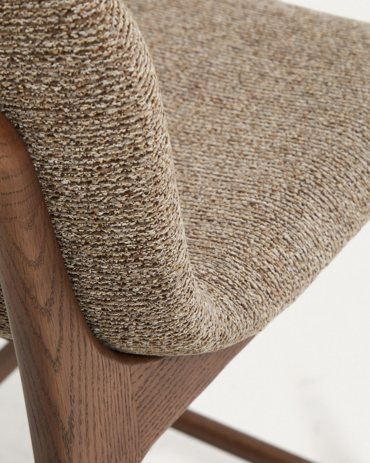 Barhocker Elnor von Kave Home mit gepolstertem Sitz aus braunem Chenille-Gewebe und Beinen aus massivem Eichenholz mit Nussbaum-Finish.