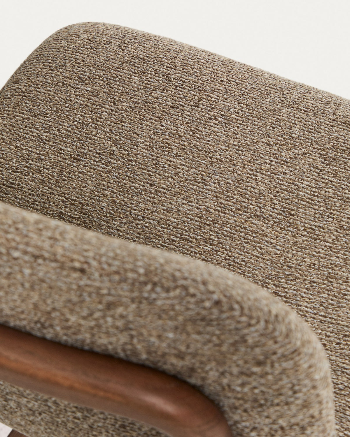 Barhocker Elnor von Kave Home mit gepolstertem Sitz aus braunem Chenille-Gewebe und Beinen aus massivem Eichenholz mit Nussbaum-Finish.