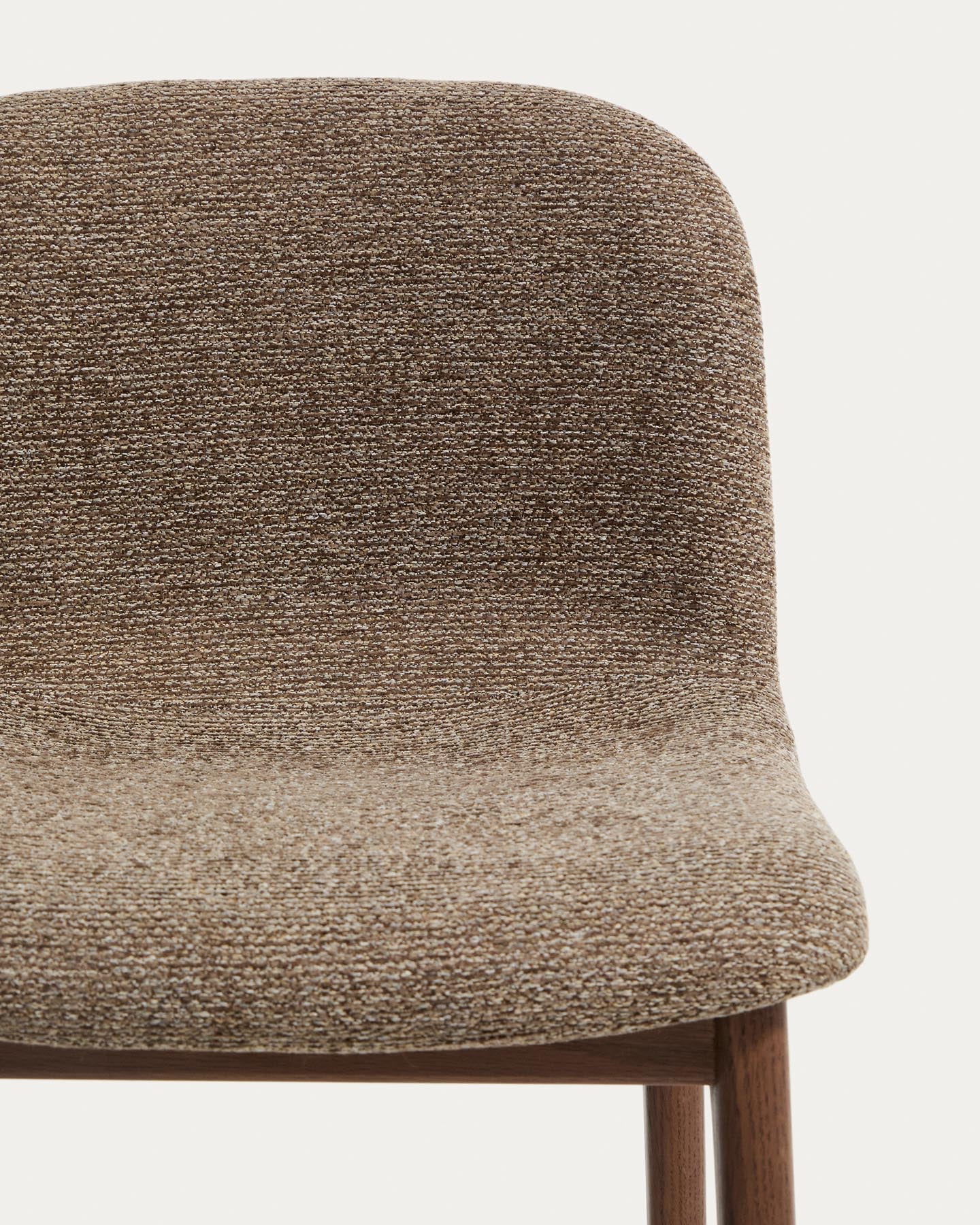 Hocker Elnor aus brauner Chenille und Beinen aus massivem Eichenholz mit Nussbaum-Finish 65 cm in Braun präsentiert im Onlineshop von KAQTU Design AG. Barhocker ist von Kave Home