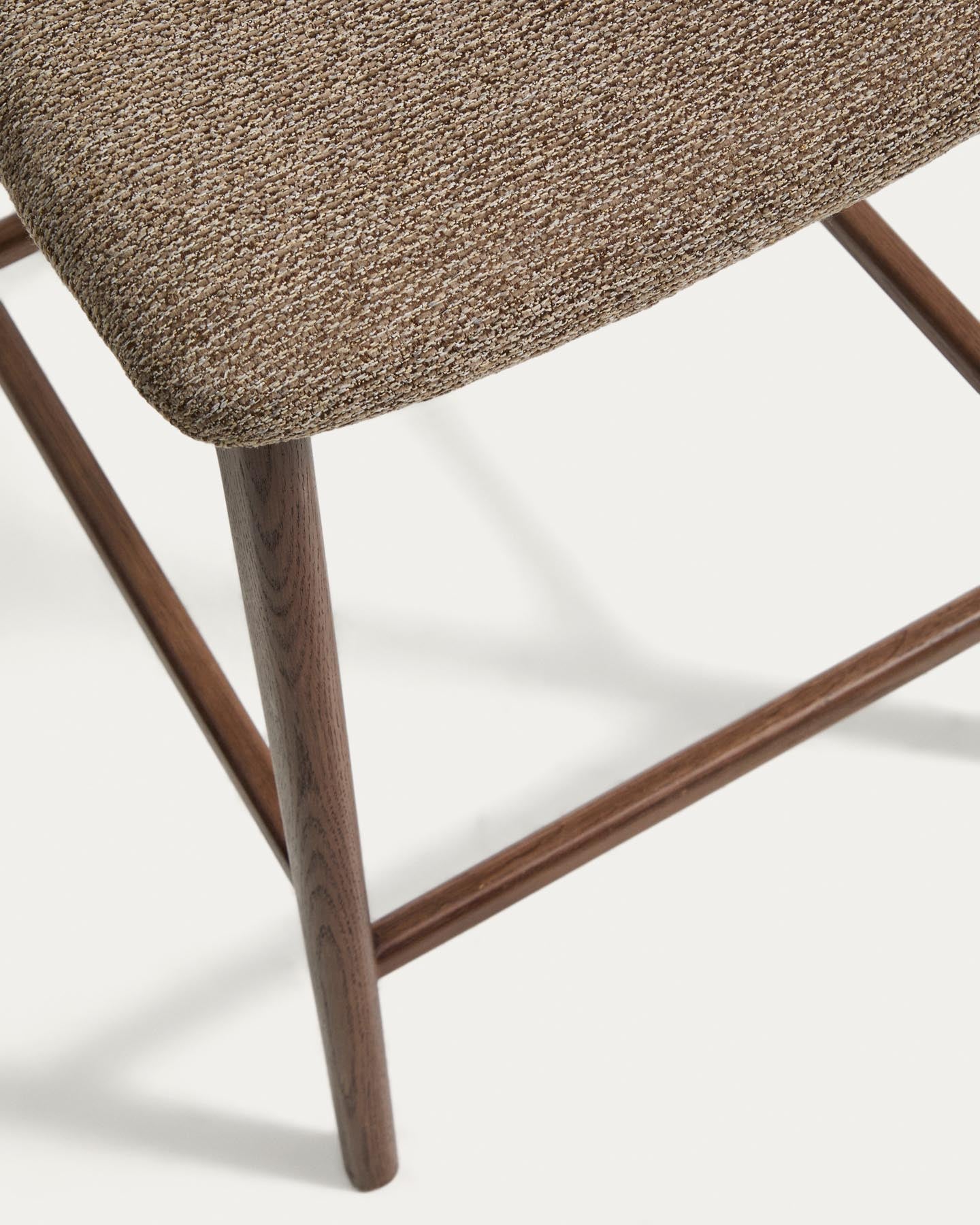 Hocker Elnor aus brauner Chenille und Beinen aus massivem Eichenholz mit Nussbaum-Finish 65 cm in Braun präsentiert im Onlineshop von KAQTU Design AG. Barhocker ist von Kave Home