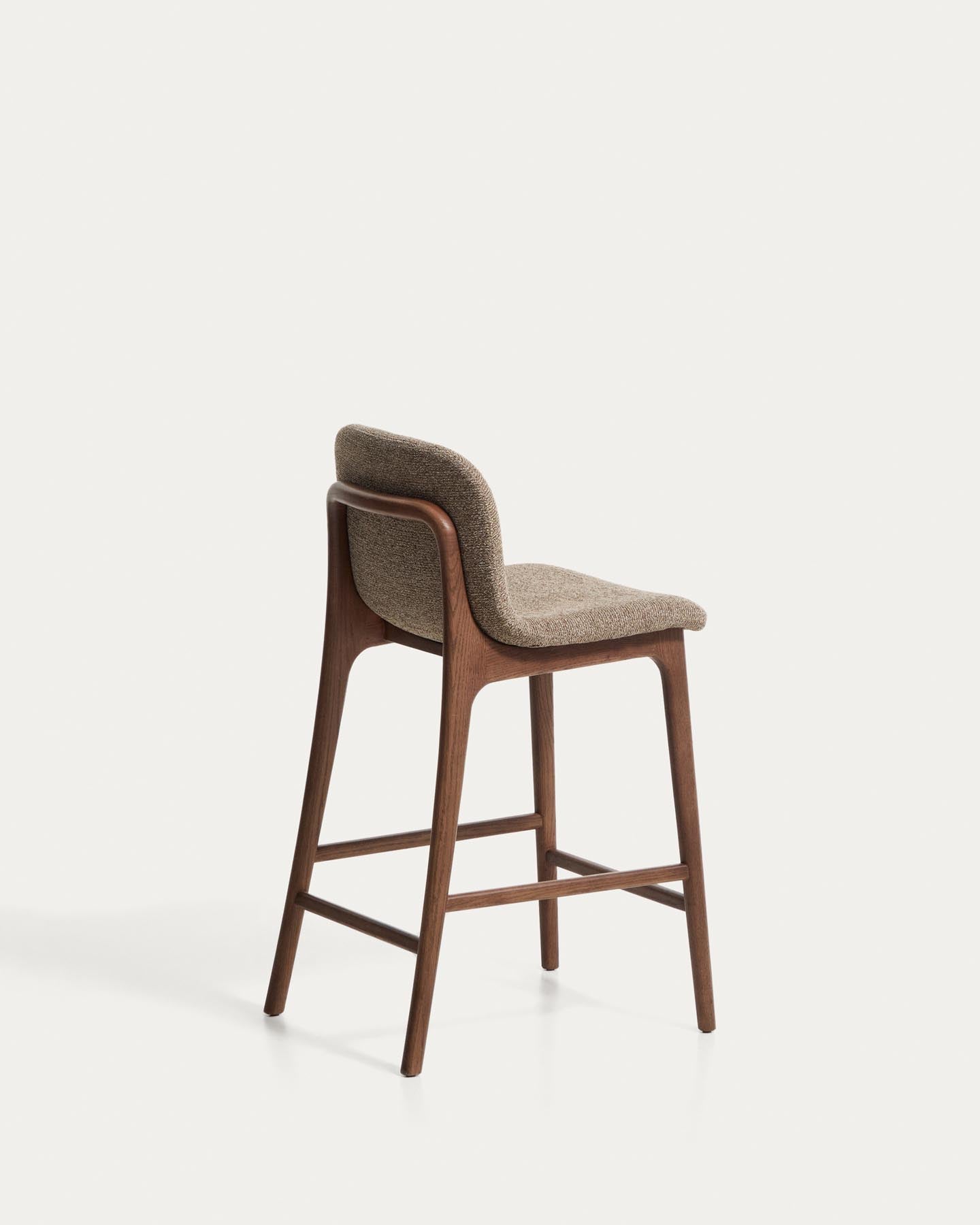 Hocker Elnor aus brauner Chenille und Beinen aus massivem Eichenholz mit Nussbaum-Finish 65 cm in Braun präsentiert im Onlineshop von KAQTU Design AG. Barhocker ist von Kave Home