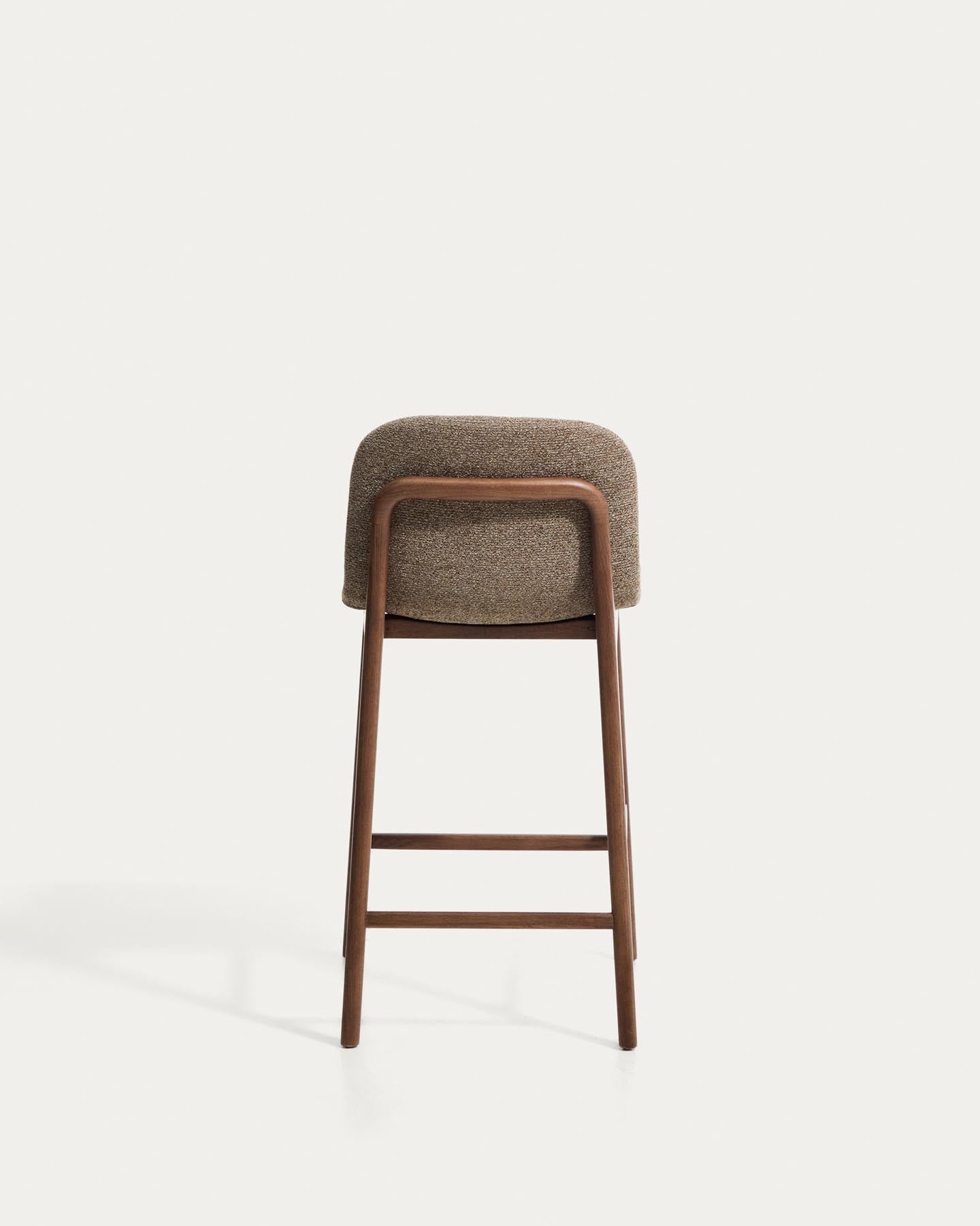 Hocker Elnor aus brauner Chenille und Beinen aus massivem Eichenholz mit Nussbaum-Finish 65 cm in Braun präsentiert im Onlineshop von KAQTU Design AG. Barhocker ist von Kave Home